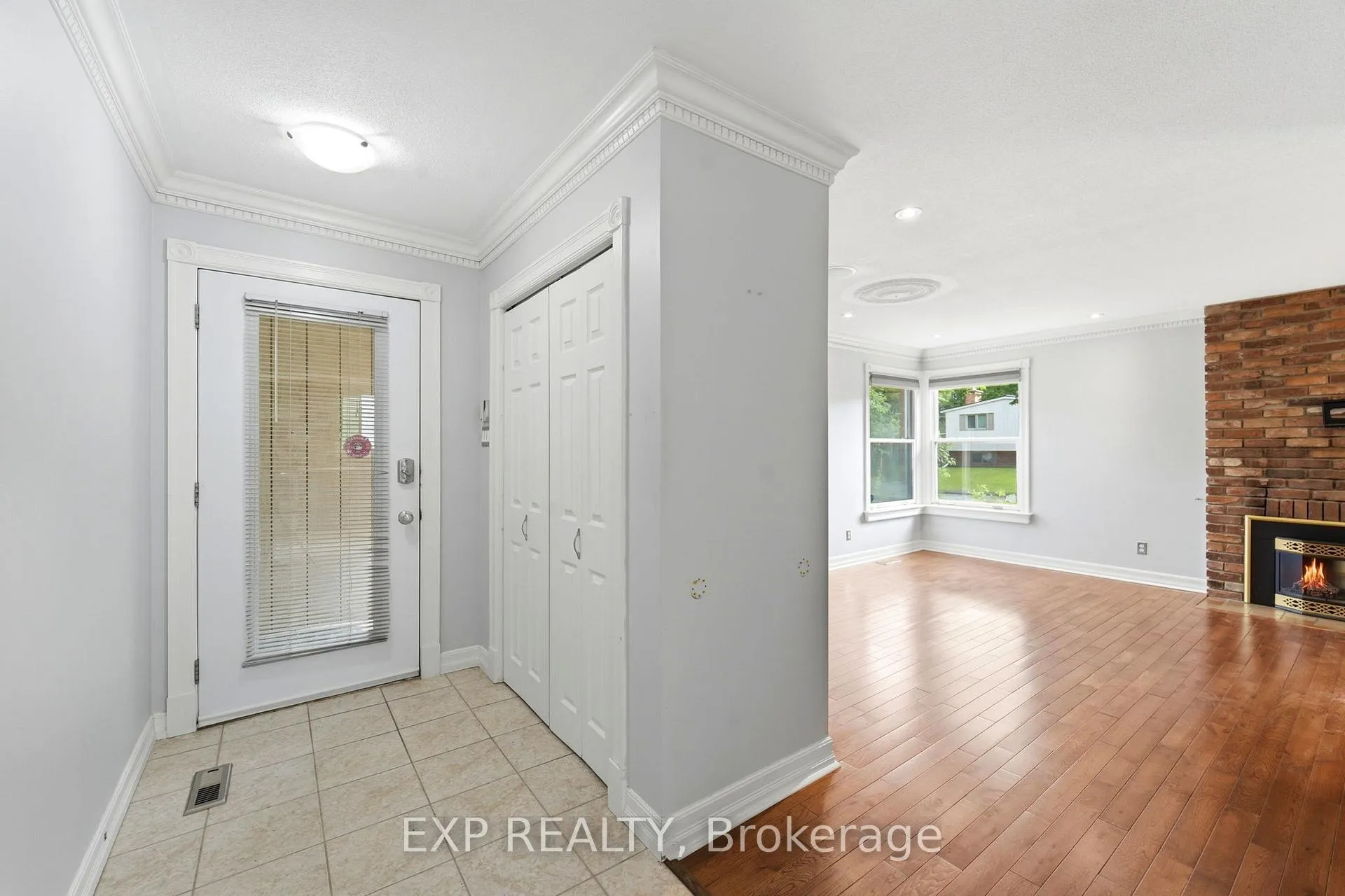 Photo 3 of 956 Gold Crescent, Ottawa, Queensway Terrace North — HOMEH
