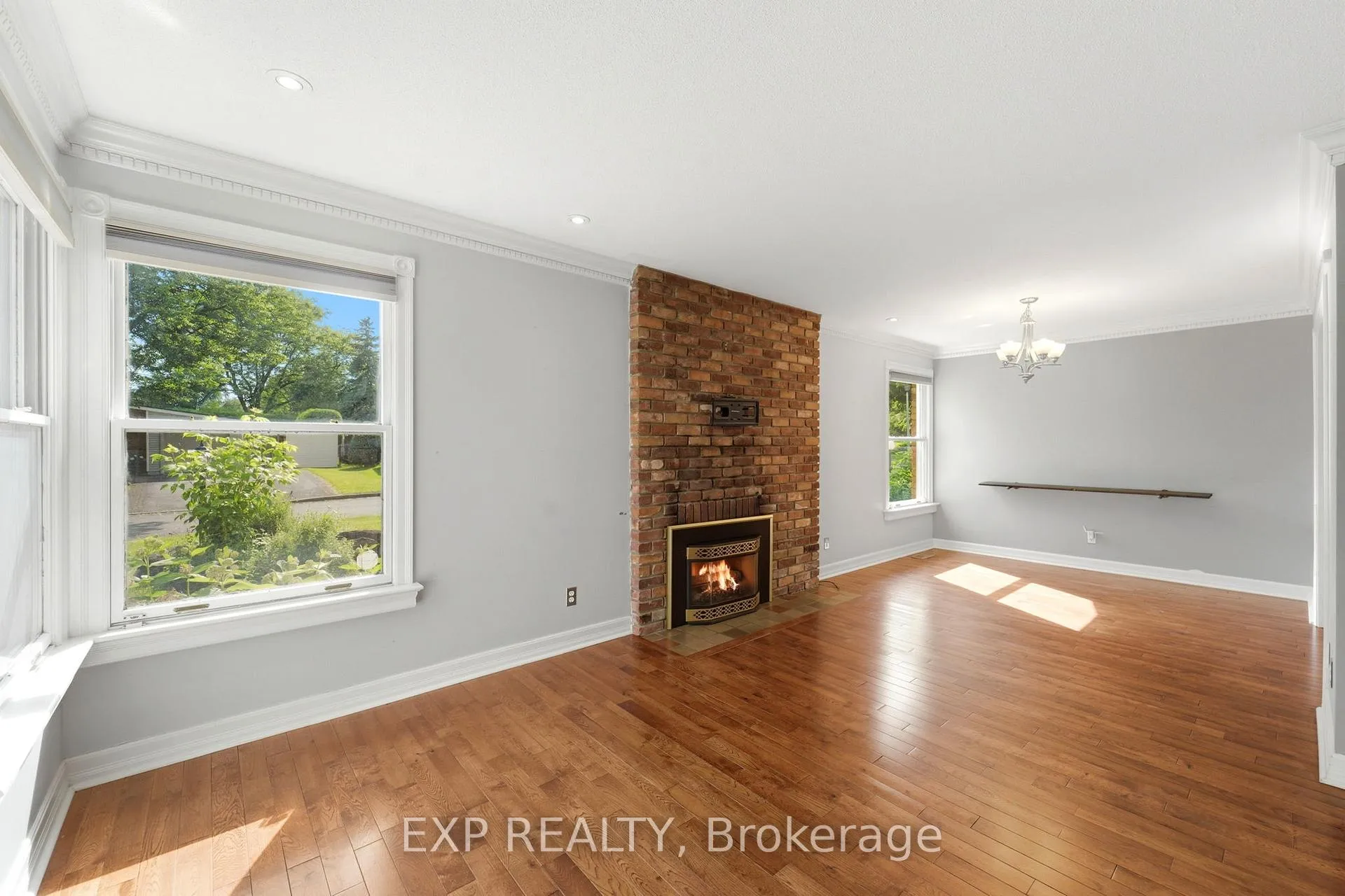Photo 5 of 956 Gold Crescent, Ottawa, Queensway Terrace North — HOMEH