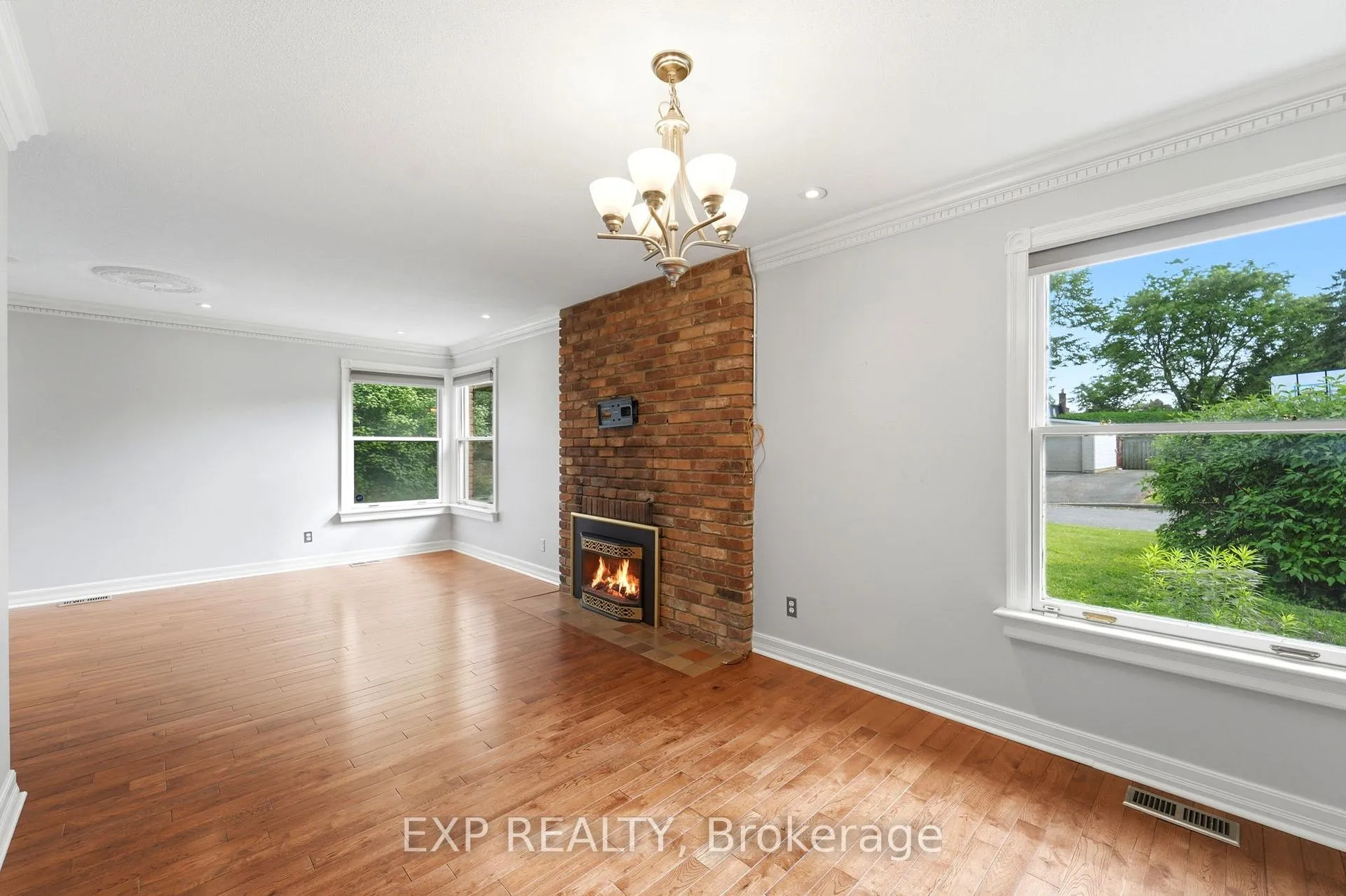 Photo 6 of 956 Gold Crescent, Ottawa, Queensway Terrace North — HOMEH