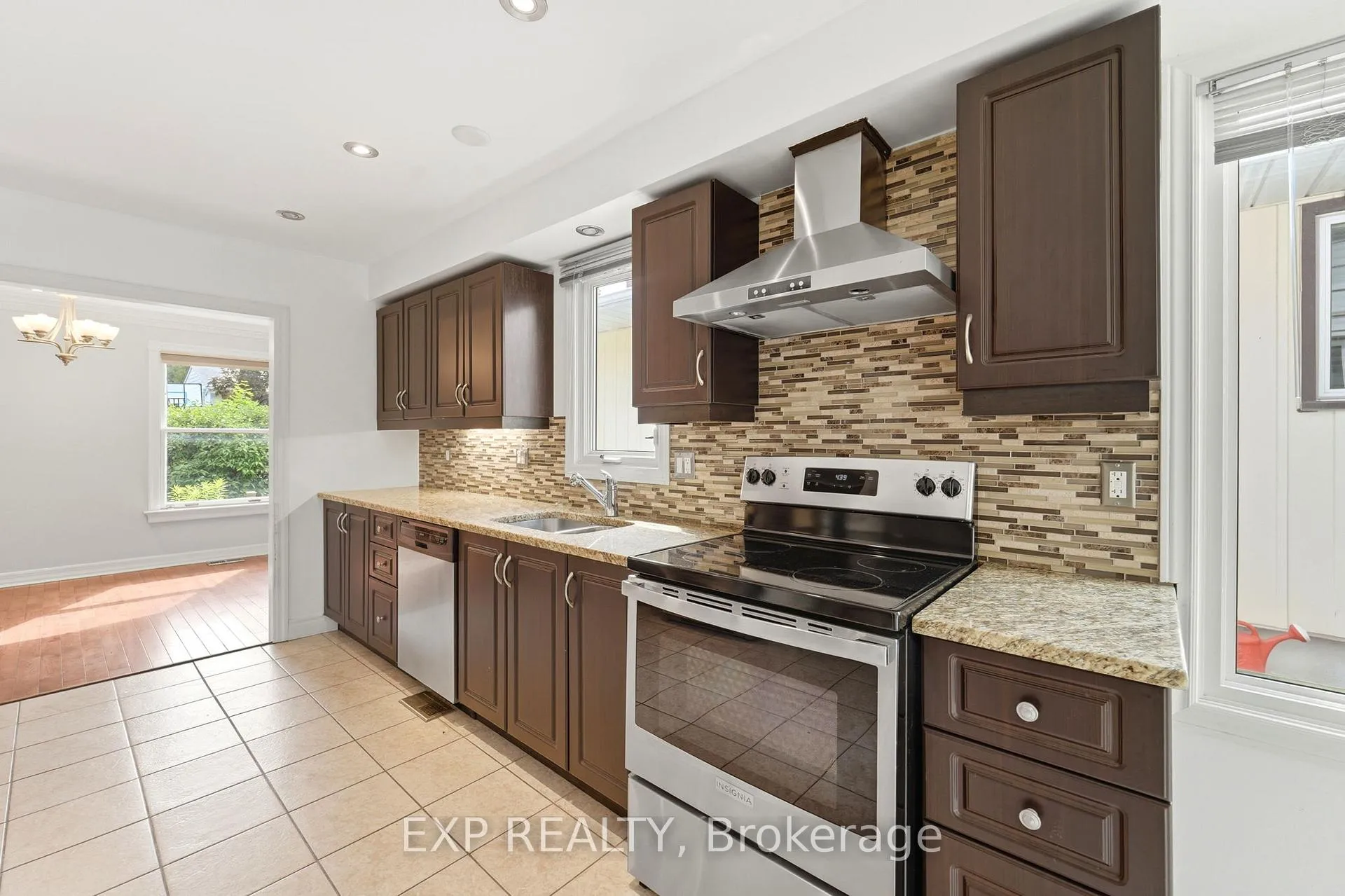 Photo 11 of 956 Gold Crescent, Ottawa, Queensway Terrace North — HOMEH