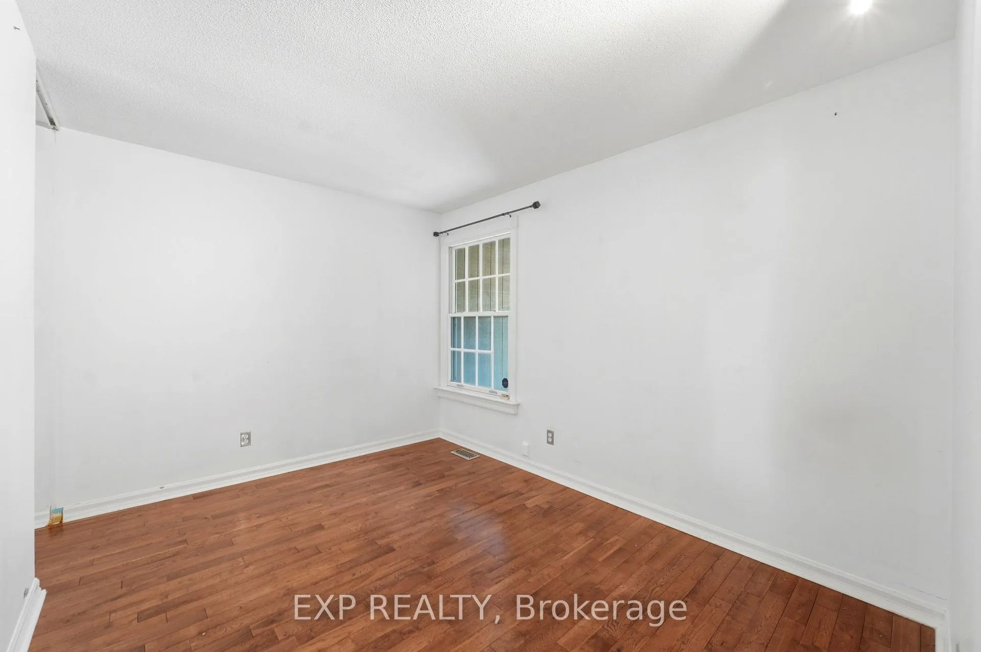 Photo 16 of 956 Gold Crescent, Ottawa, Queensway Terrace North — HOMEH