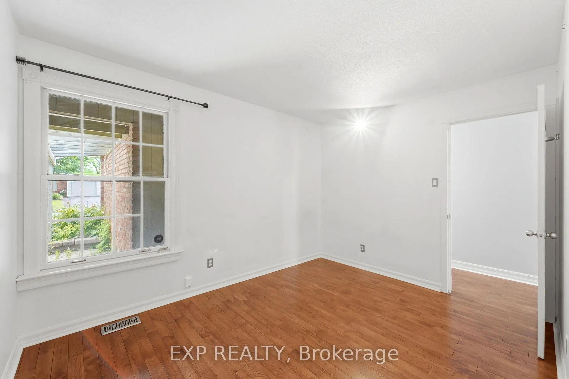 Photo 17 of 956 Gold Crescent, Ottawa, Queensway Terrace North — HOMEH