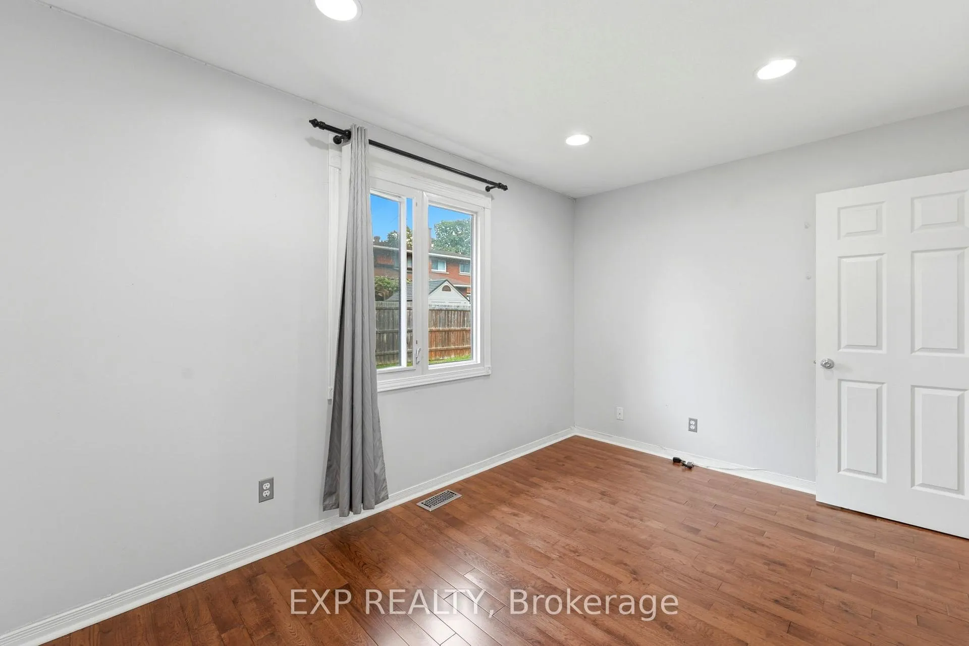 Photo 19 of 956 Gold Crescent, Ottawa, Queensway Terrace North — HOMEH