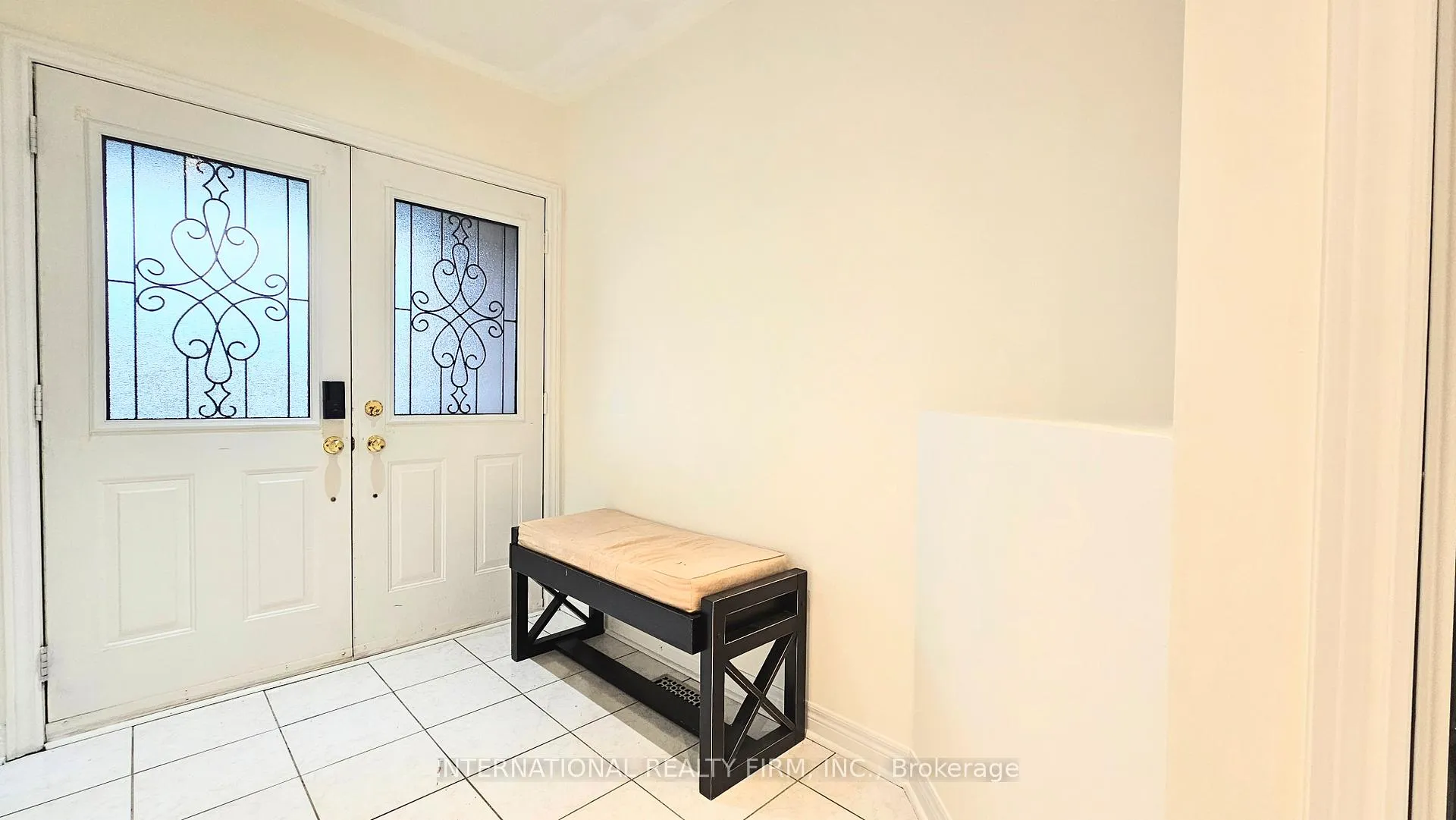 Photo 3 of 195 Warwick Crescent, Newmarket, Summerhill Estates — HOMEH