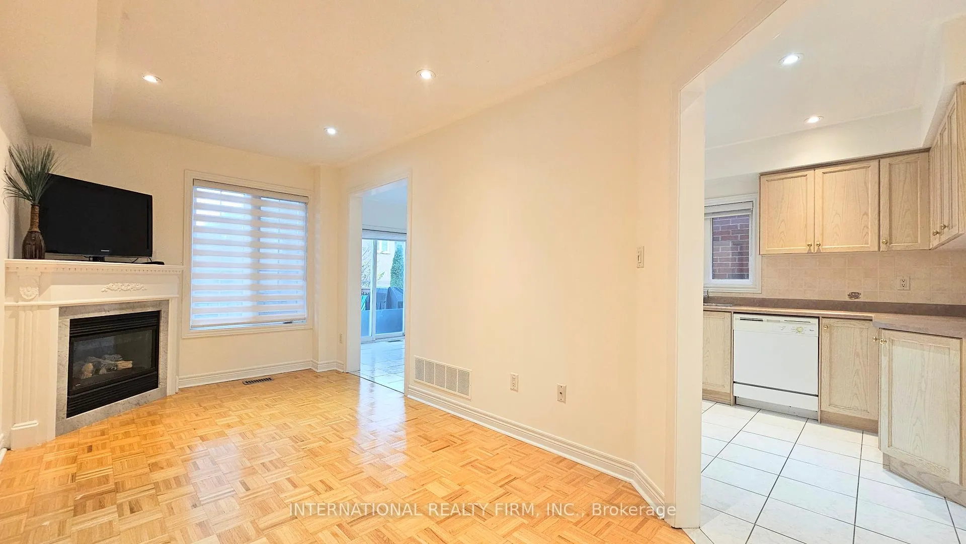 Photo 4 of 195 Warwick Crescent, Newmarket, Summerhill Estates — HOMEH