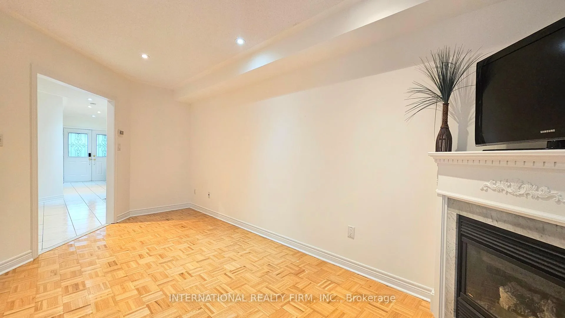 Photo 5 of 195 Warwick Crescent, Newmarket, Summerhill Estates — HOMEH