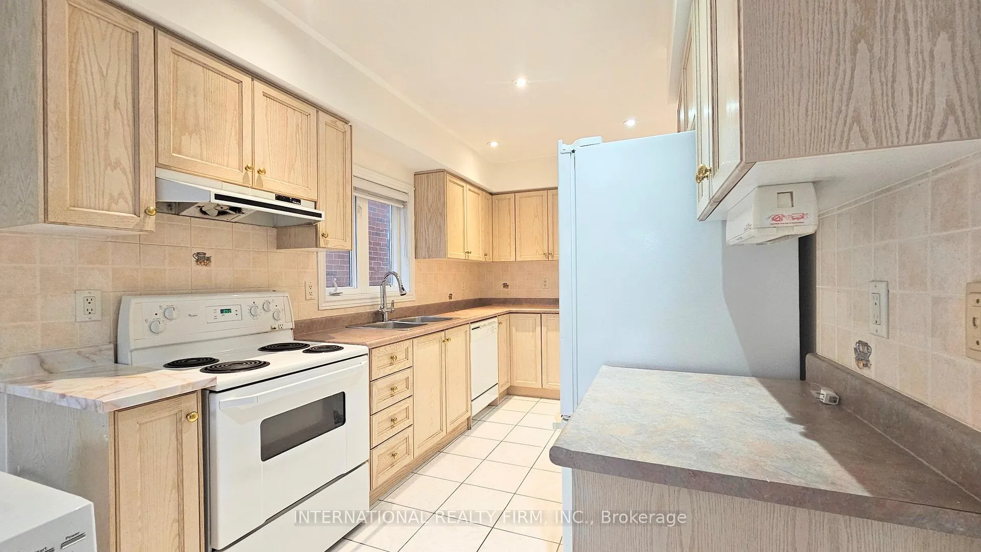 Photo 6 of 195 Warwick Crescent, Newmarket, Summerhill Estates — HOMEH