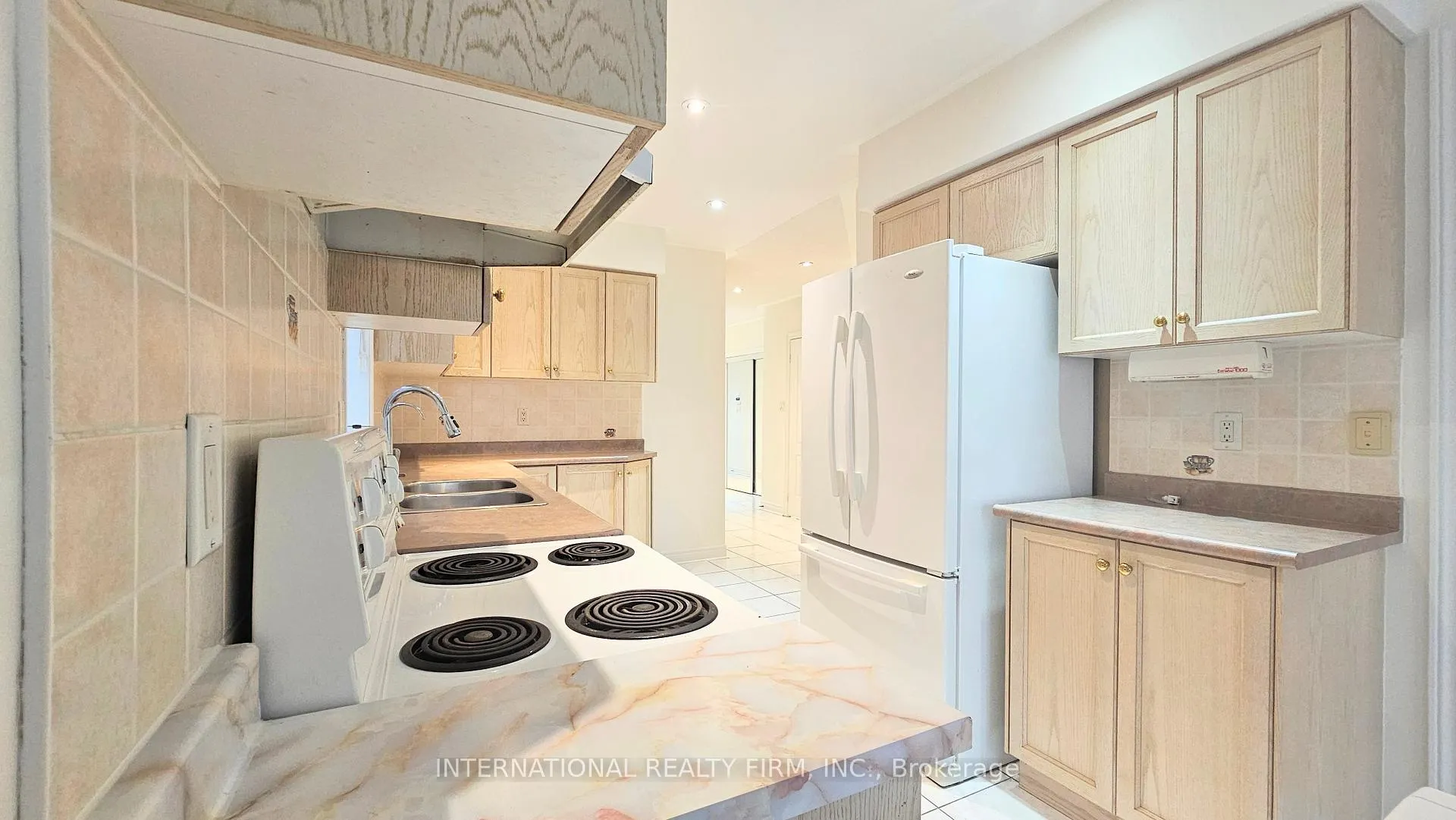Photo 7 of 195 Warwick Crescent, Newmarket, Summerhill Estates — HOMEH