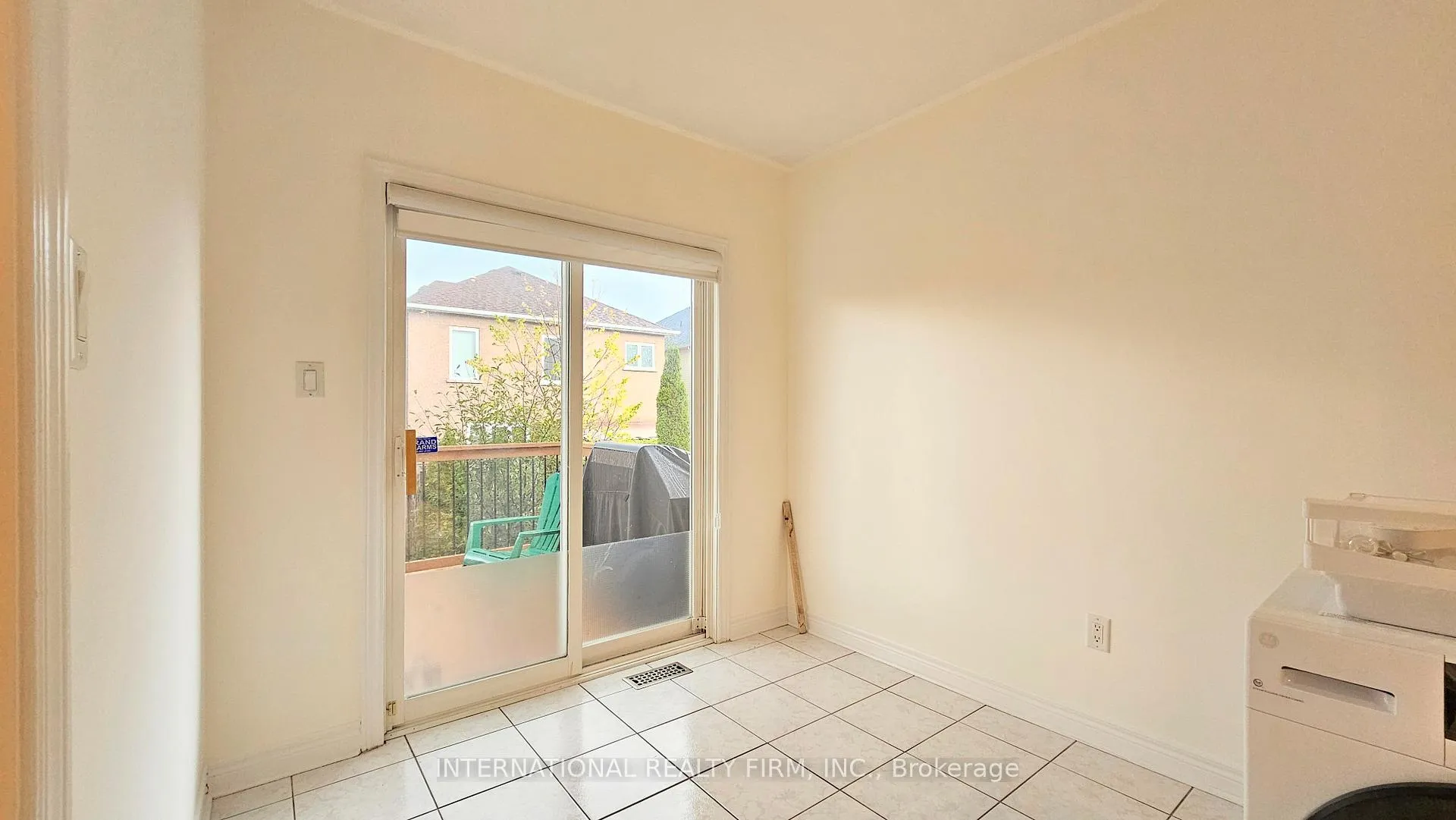 Photo 9 of 195 Warwick Crescent, Newmarket, Summerhill Estates — HOMEH