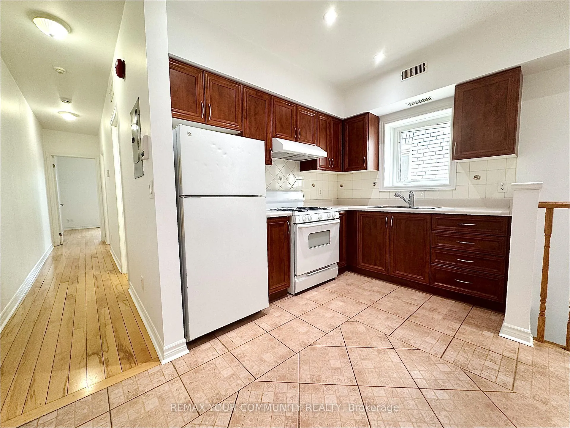 Photo 4 of Unit Unit 3, 2415 Dundas Street W, Toronto, High Park North — HOMEH