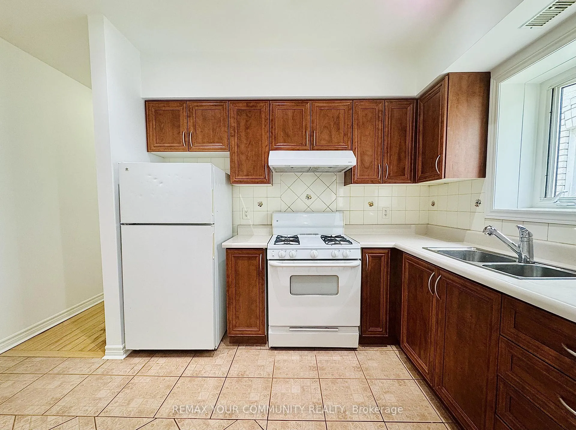 Photo 5 of Unit Unit 3, 2415 Dundas Street W, Toronto, High Park North — HOMEH