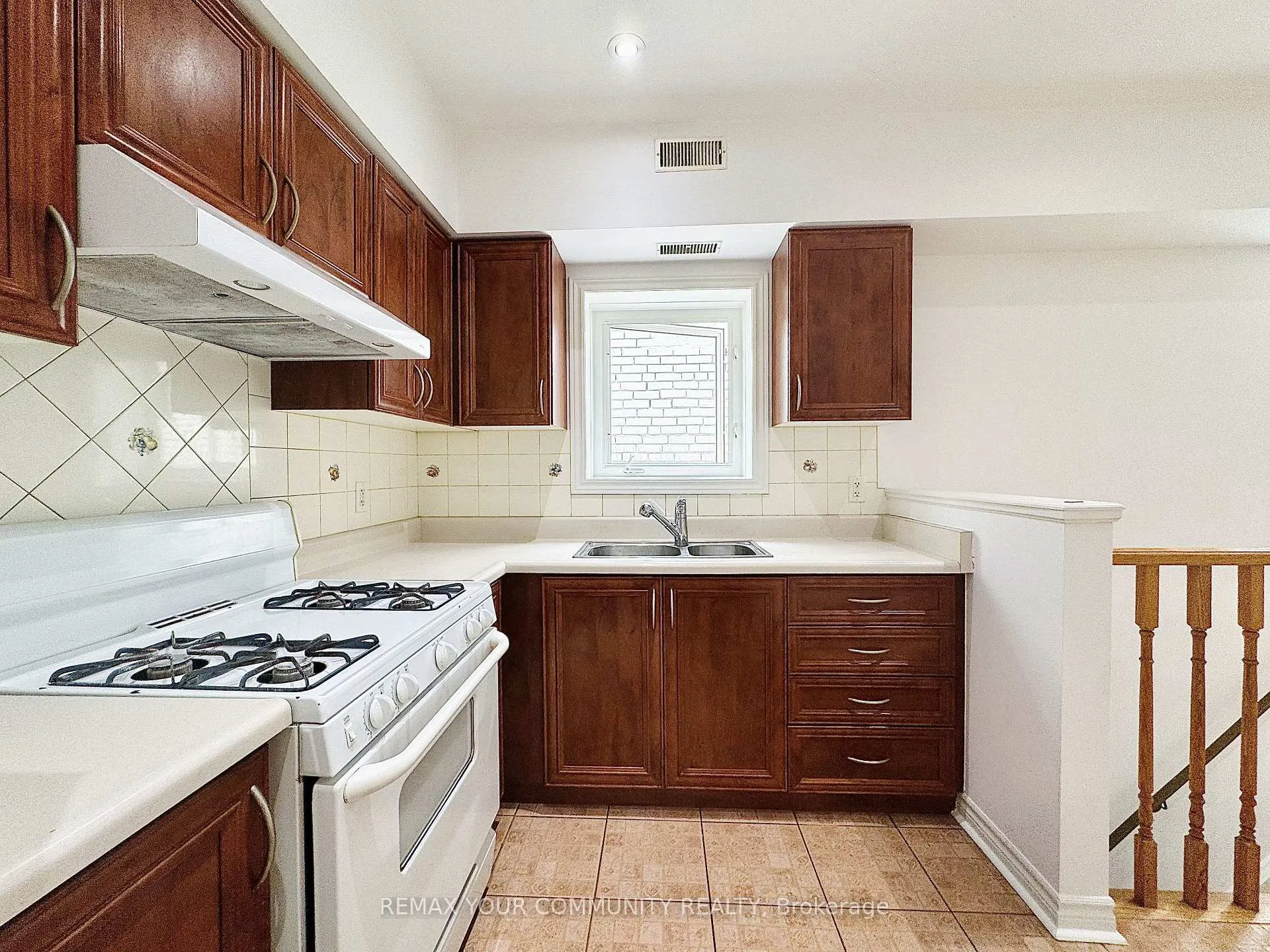 Photo 6 of Unit Unit 3, 2415 Dundas Street W, Toronto, High Park North — HOMEH