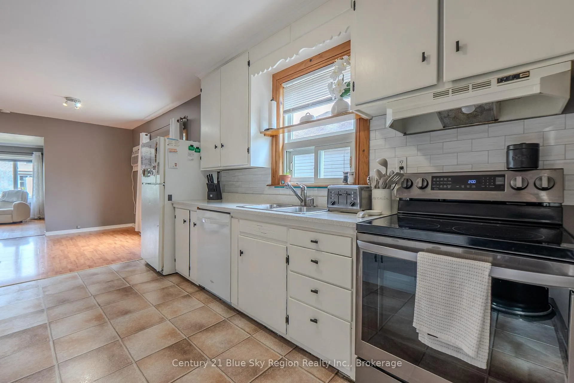 Photo 16 of 773 Worthington Street E, North Bay, Central — HOMEH