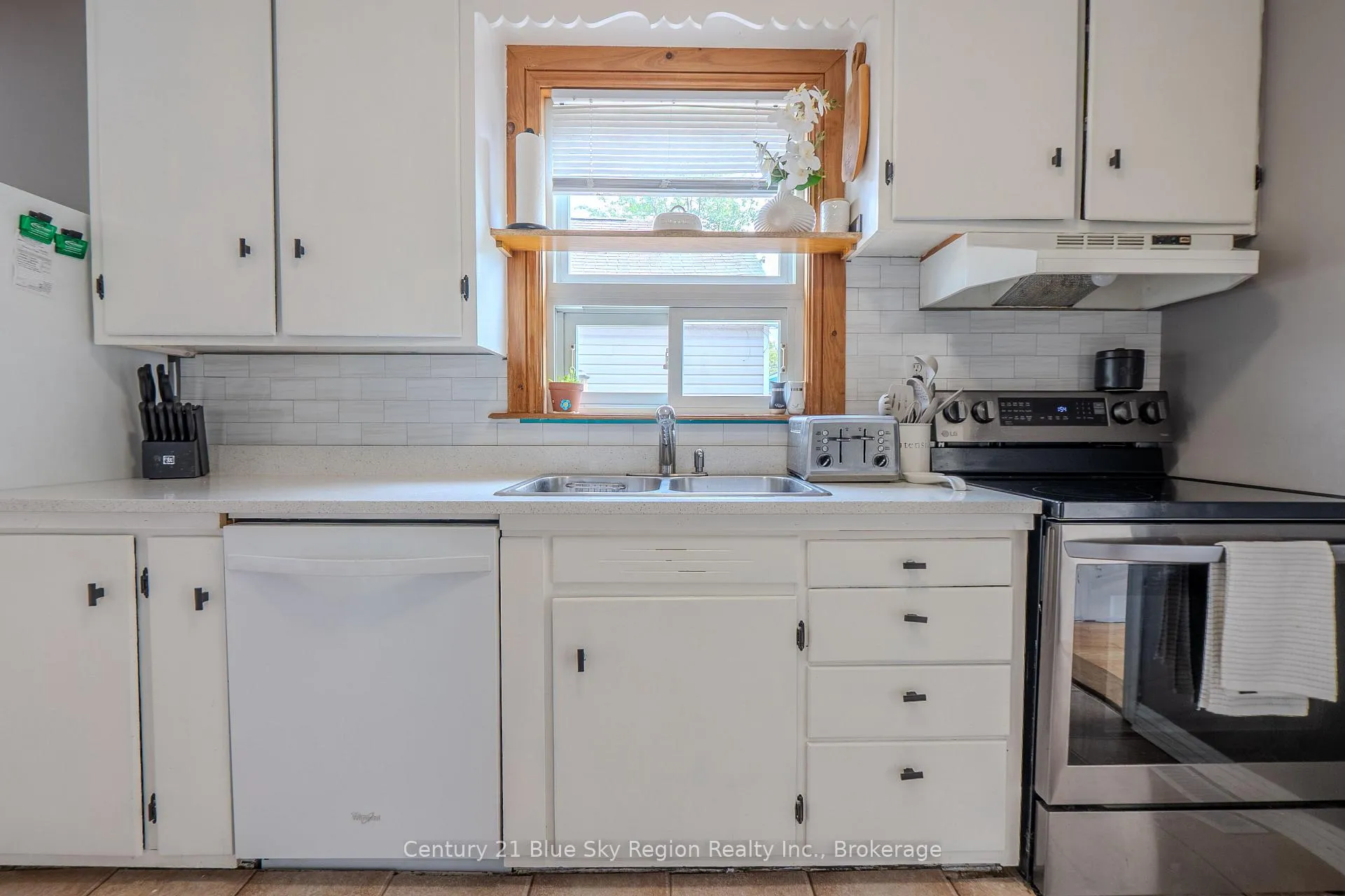 Photo 17 of 773 Worthington Street E, North Bay, Central — HOMEH
