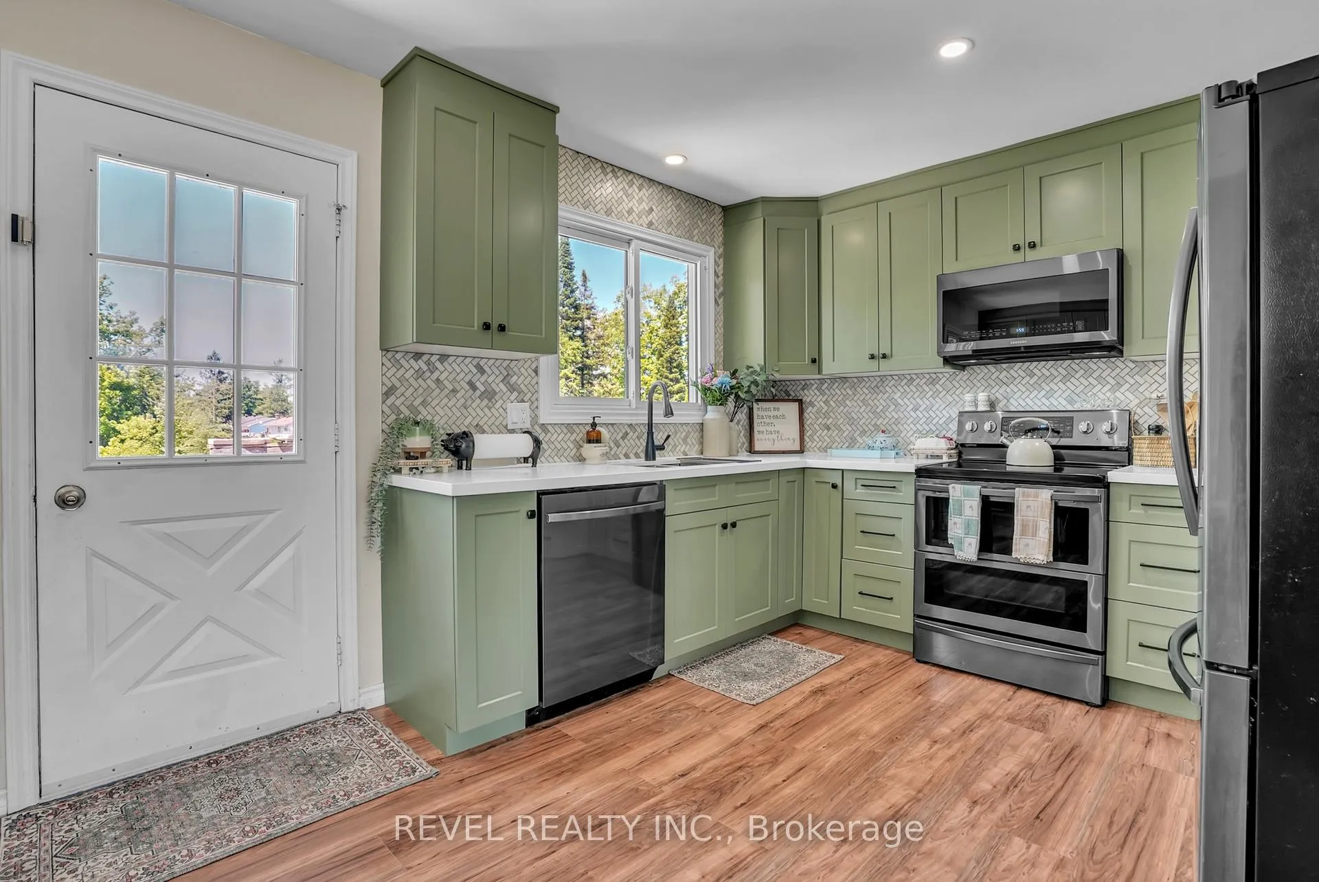 Photo 11 of 4 Robbins Drive, Oro-Medonte, Warminster — HOMEH