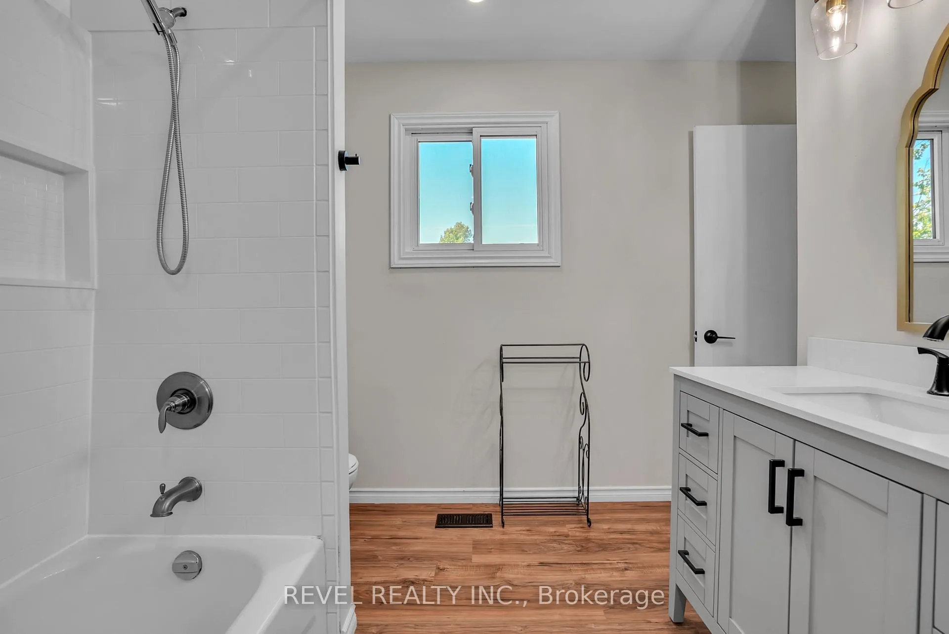 Photo 15 of 4 Robbins Drive, Oro-Medonte, Warminster — HOMEH