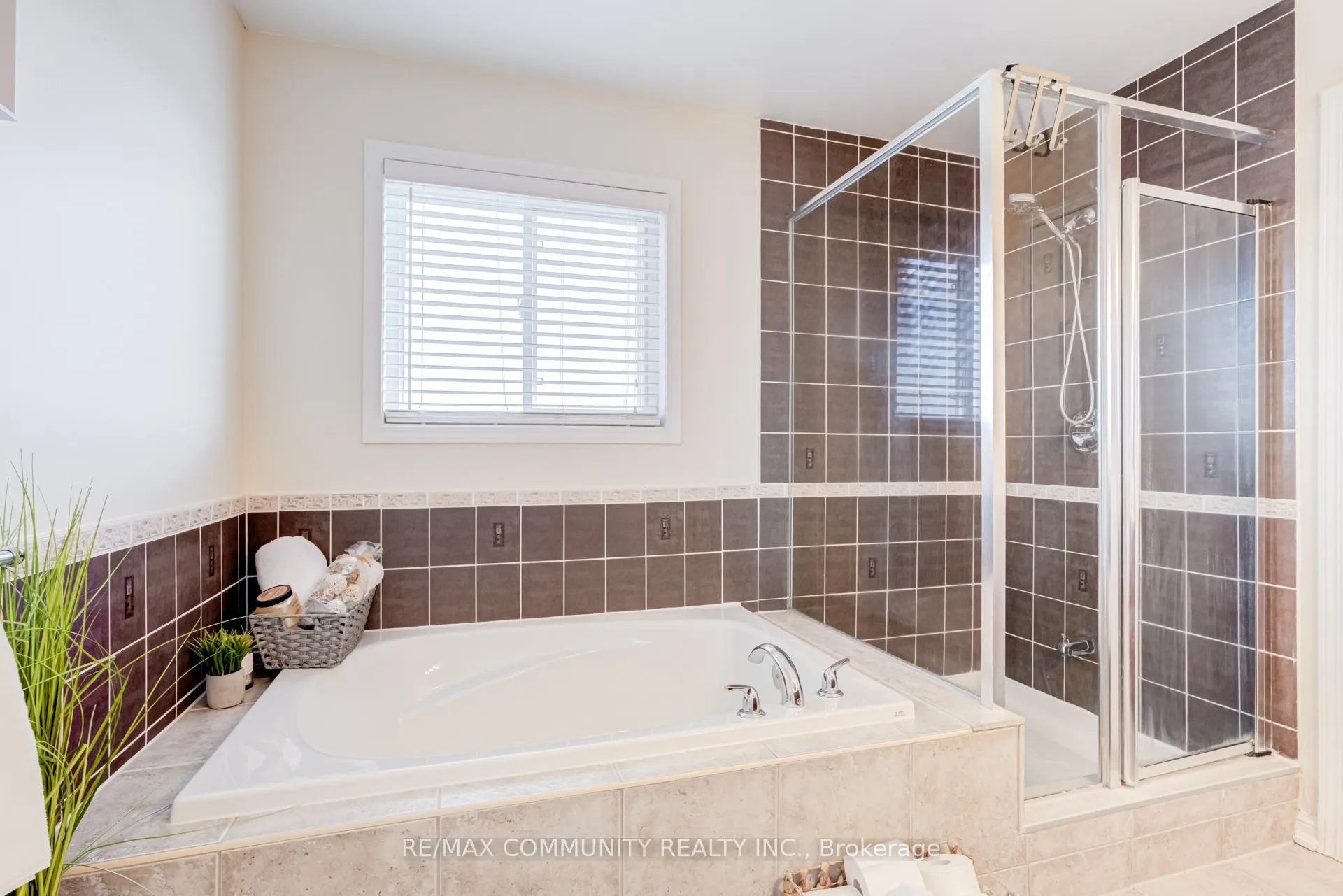 Photo 14 of 940 Ormond Drive, Oshawa, Samac — HOMEH