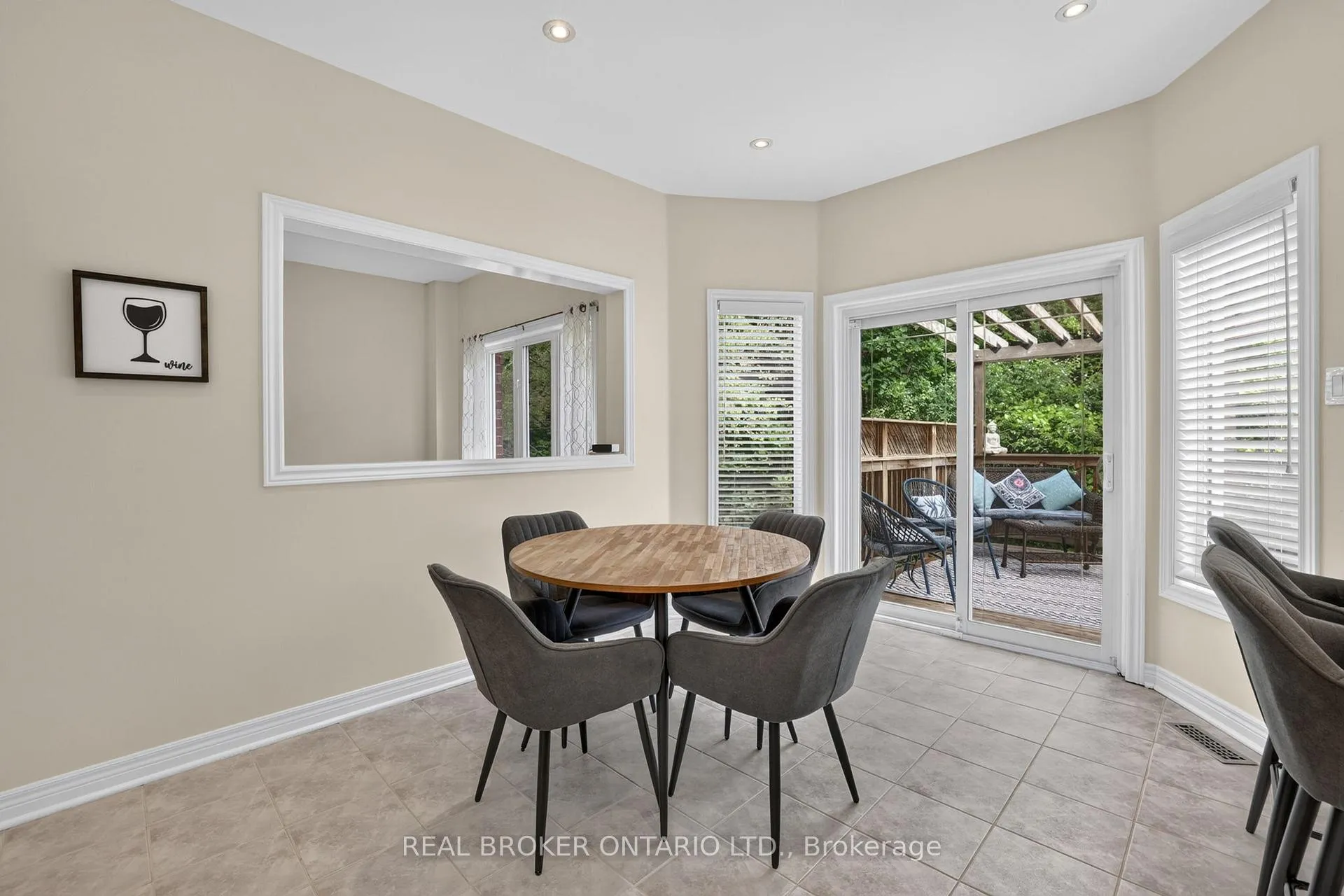 Photo 4 of 813 Surin Court, Newmarket, Gorham-College Manor — HOMEH