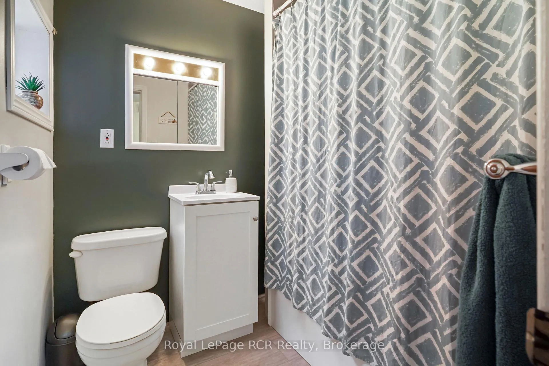 Photo 13 of 84322 Mcnabb Line, Huron East, Brussels — HOMEH
