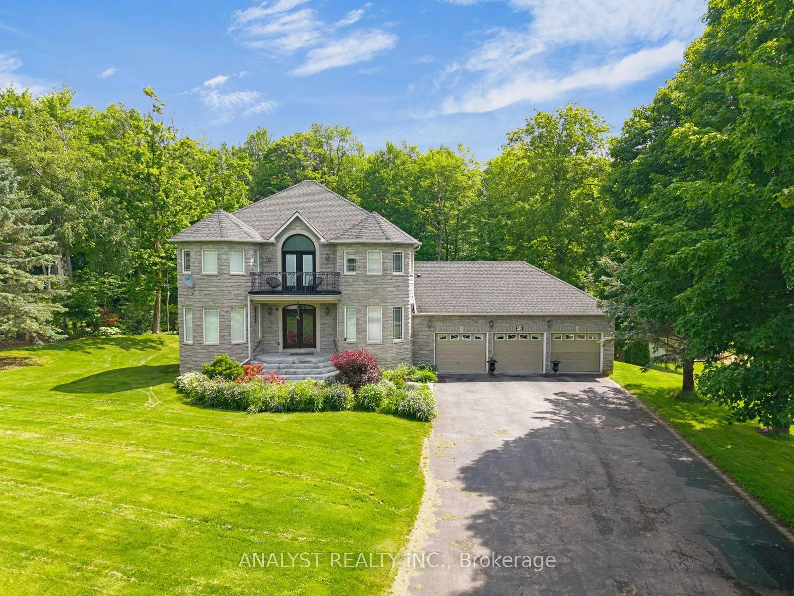Photo 2 of 43 Belsite Court, Vaughan, Kleinburg — HOMEH