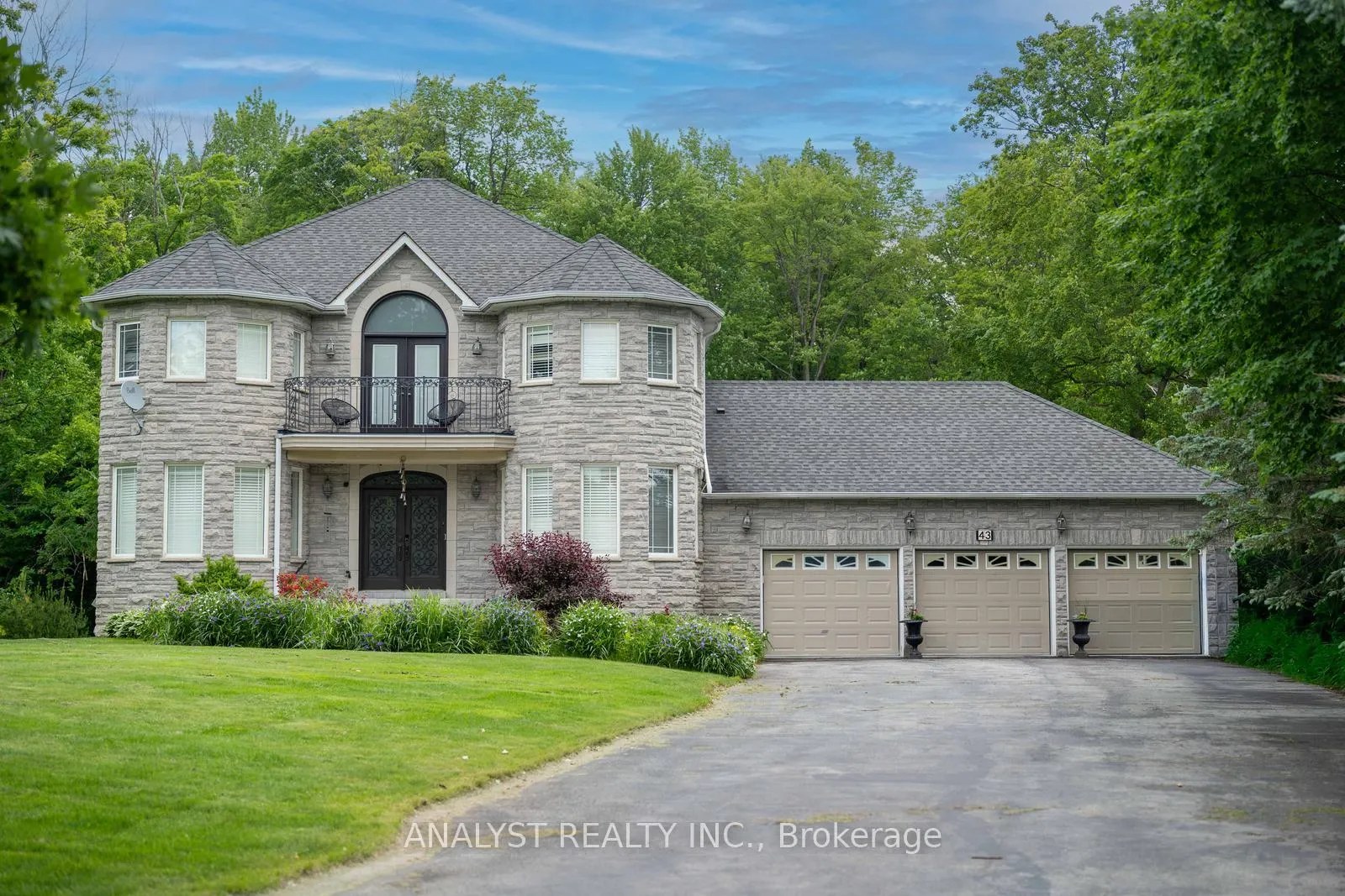 Photo 3 of 43 Belsite Court, Vaughan, Kleinburg — HOMEH