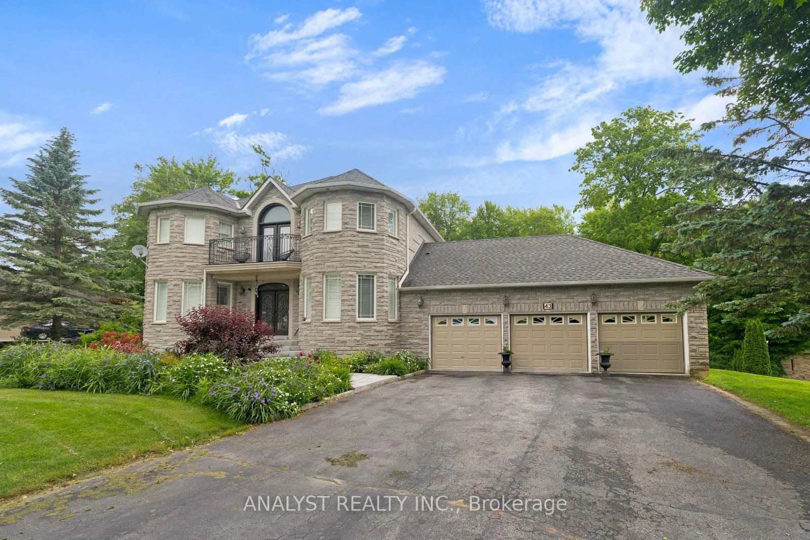 Photo 6 of 43 Belsite Court, Vaughan, Kleinburg — HOMEH
