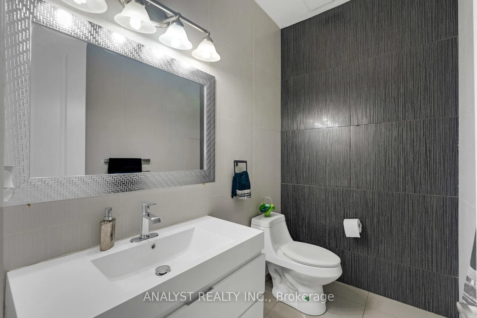 Photo 23 of 43 Belsite Court, Vaughan, Kleinburg — HOMEH