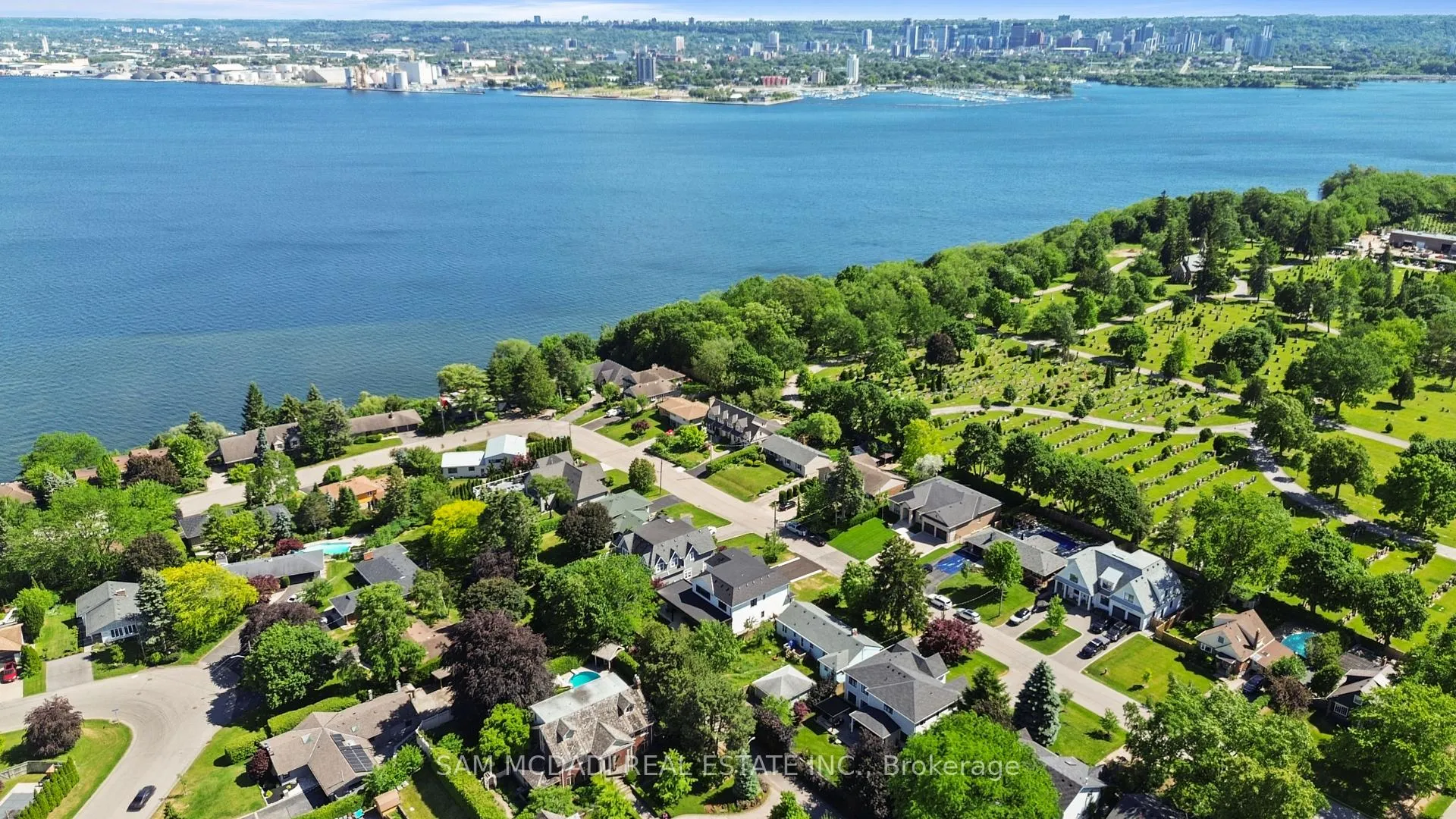 Photo 2 of 899 Danforth Place, Burlington, Bayview — HOMEH