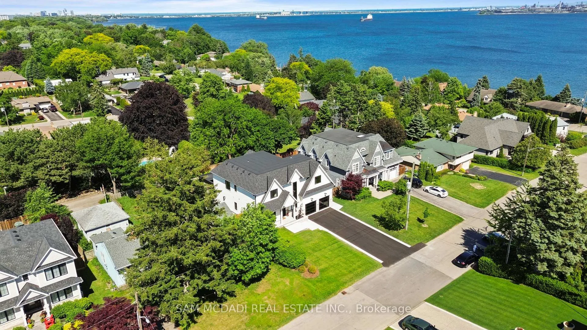 Photo 4 of 899 Danforth Place, Burlington, Bayview — HOMEH