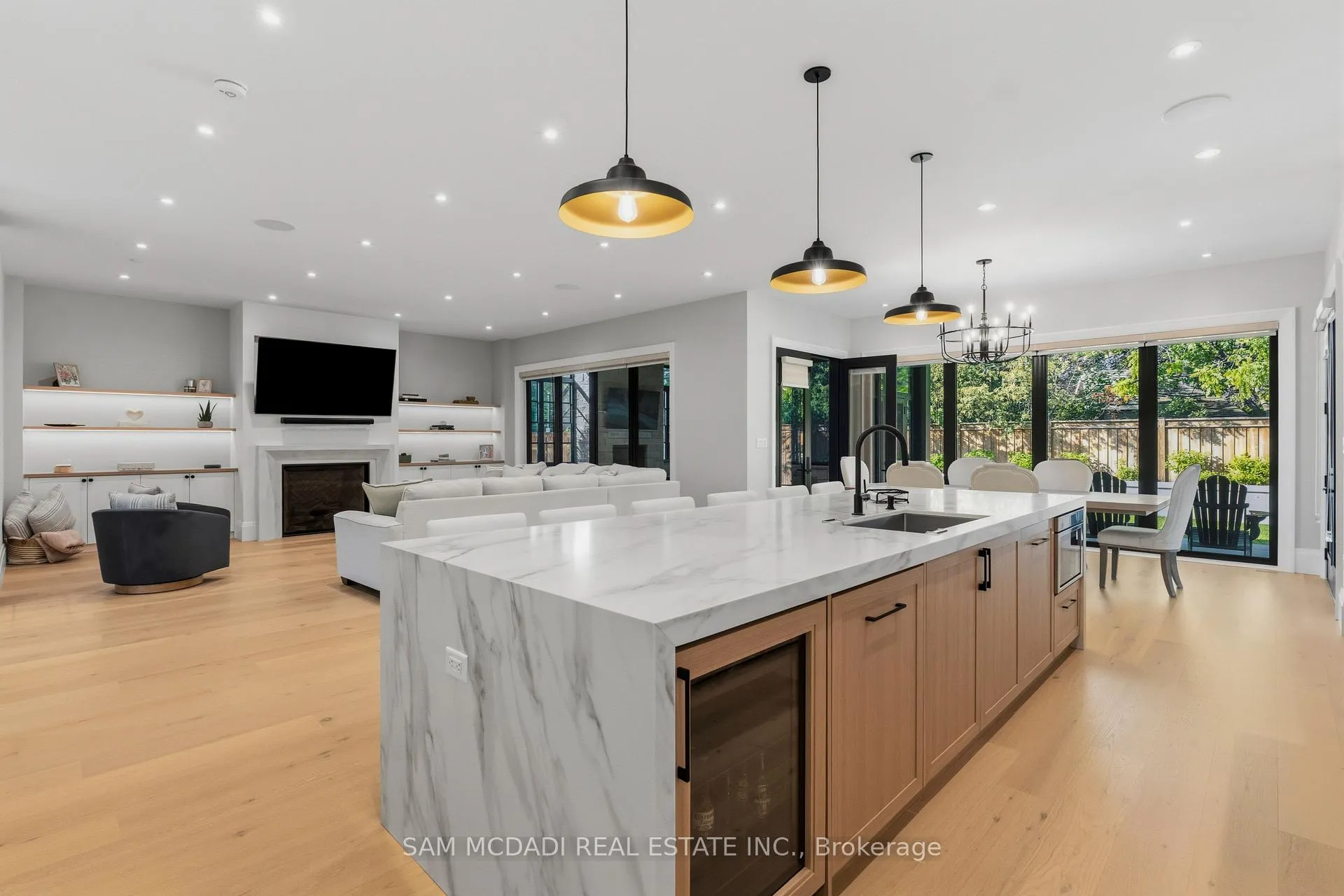 Photo 10 of 899 Danforth Place, Burlington, Bayview — HOMEH