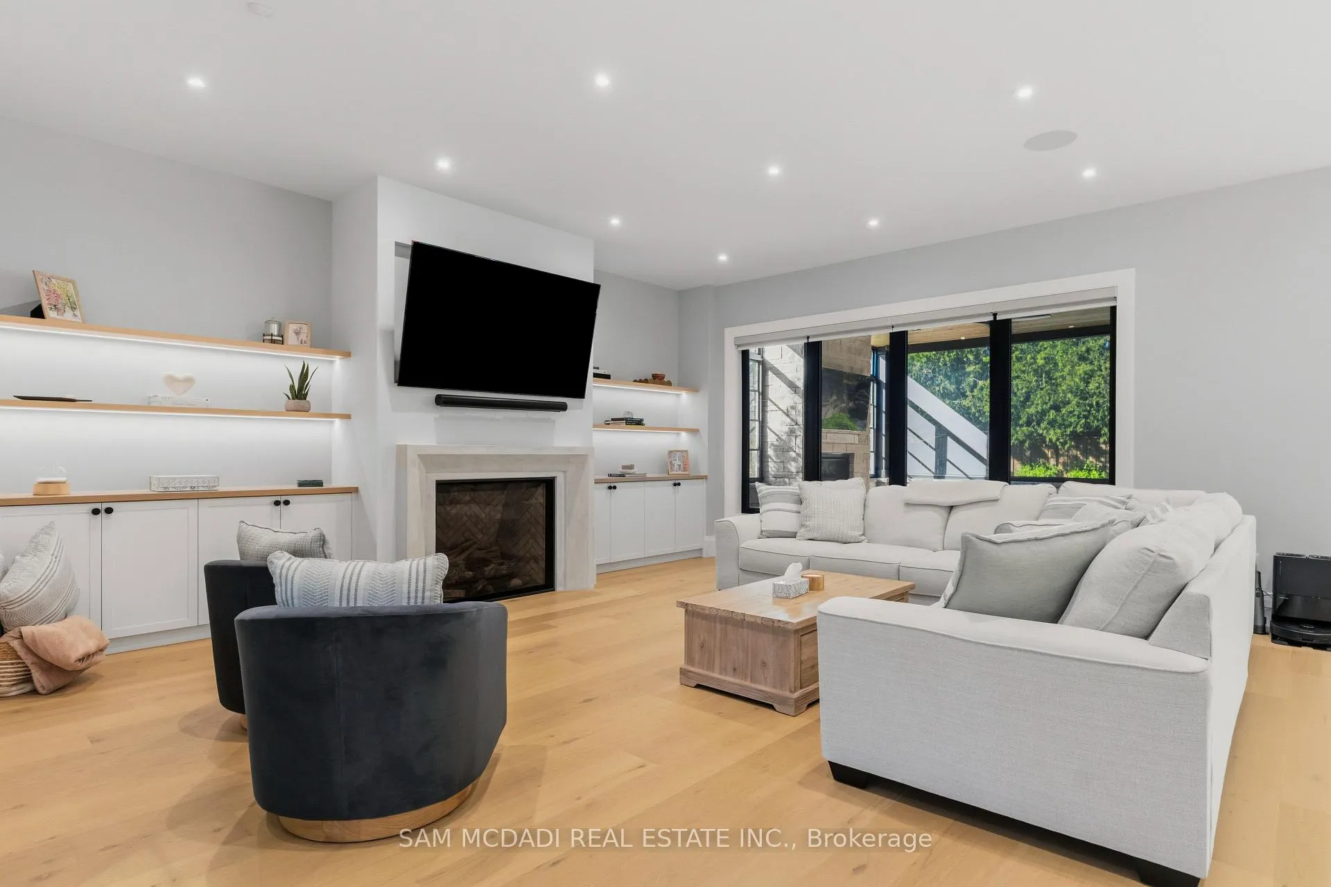 Photo 12 of 899 Danforth Place, Burlington, Bayview — HOMEH