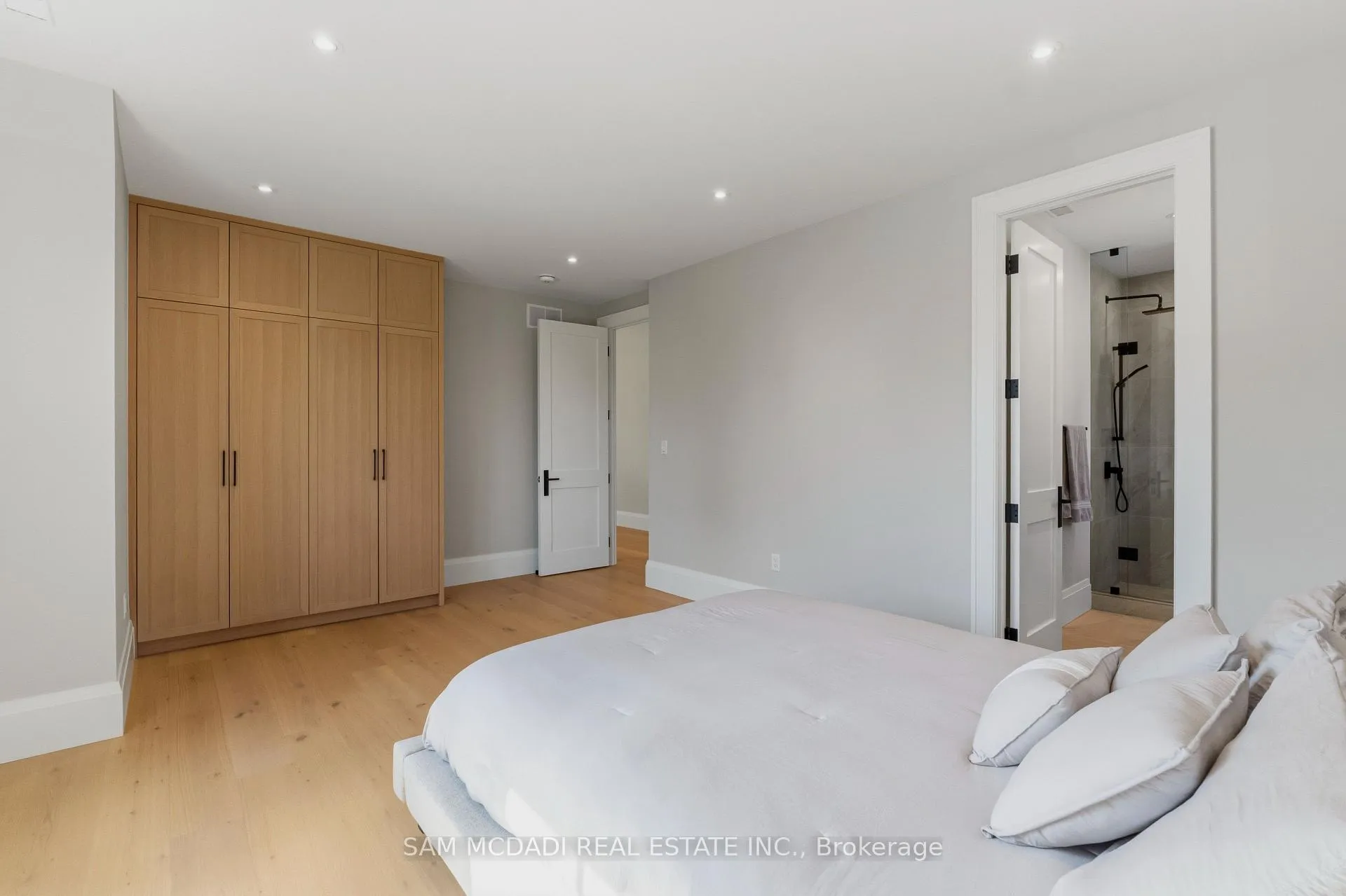 Photo 34 of 899 Danforth Place, Burlington, Bayview — HOMEH