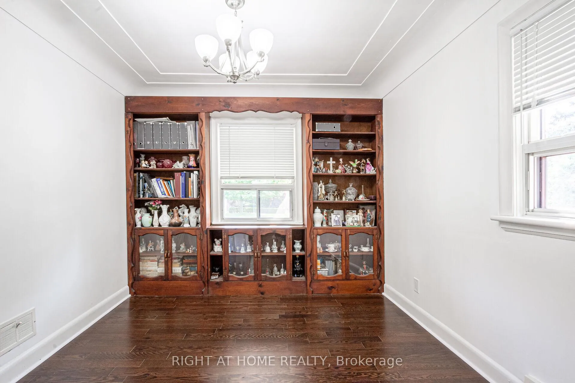 Photo 5 of 233 Coronation Avenue, Hamilton, Glenview — HOMEH