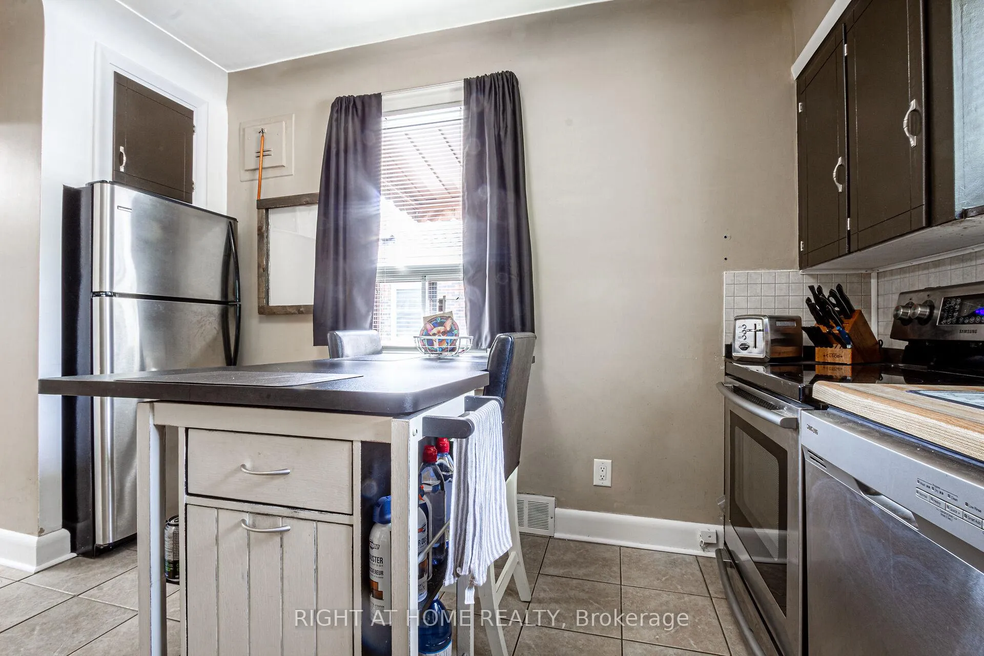Photo 8 of 233 Coronation Avenue, Hamilton, Glenview — HOMEH