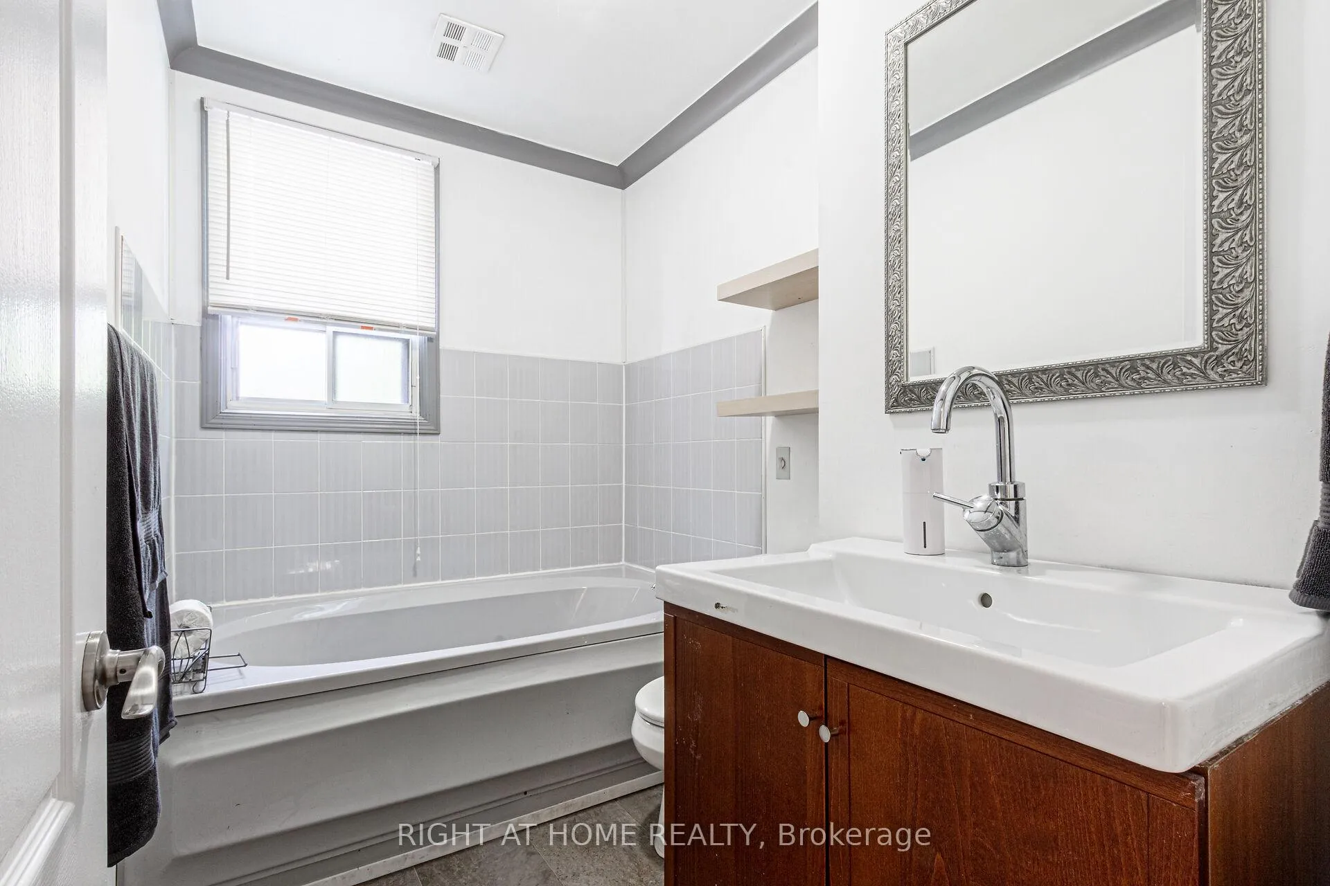 Photo 10 of 233 Coronation Avenue, Hamilton, Glenview — HOMEH