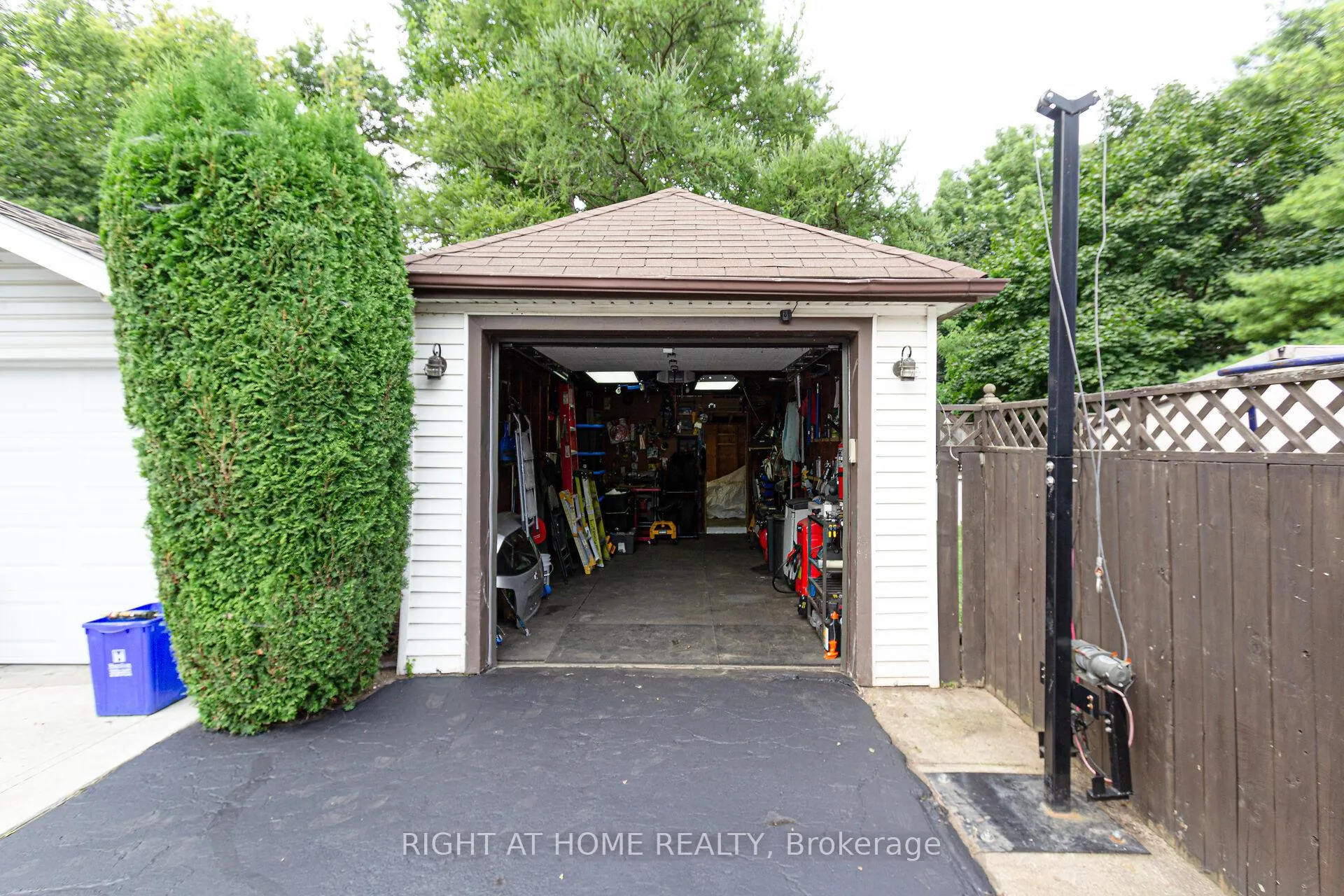 Photo 17 of 233 Coronation Avenue, Hamilton, Glenview — HOMEH