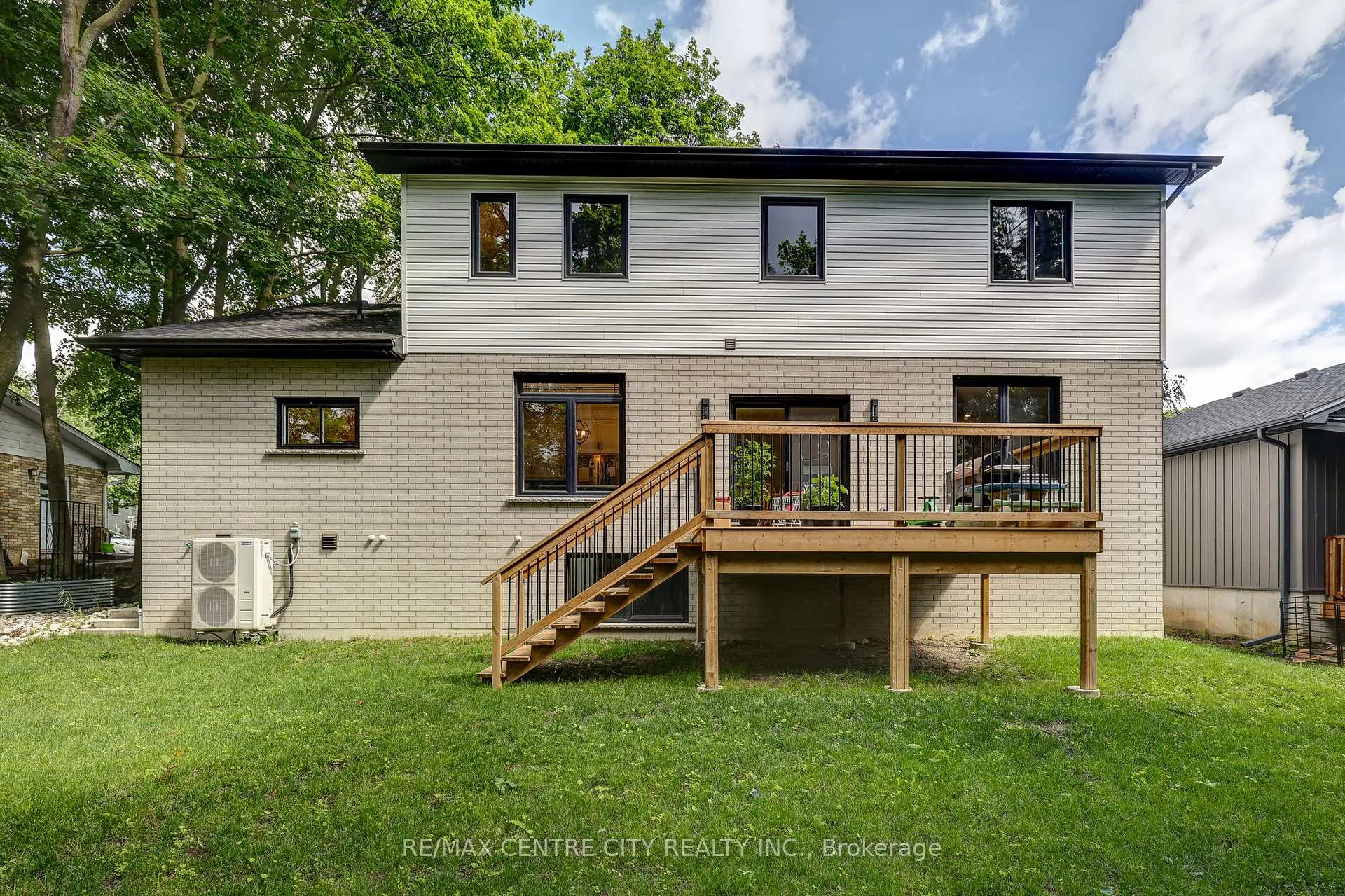 Photo 2 of 9 Delevan Crescent, Tillsonburg — HOMEH
