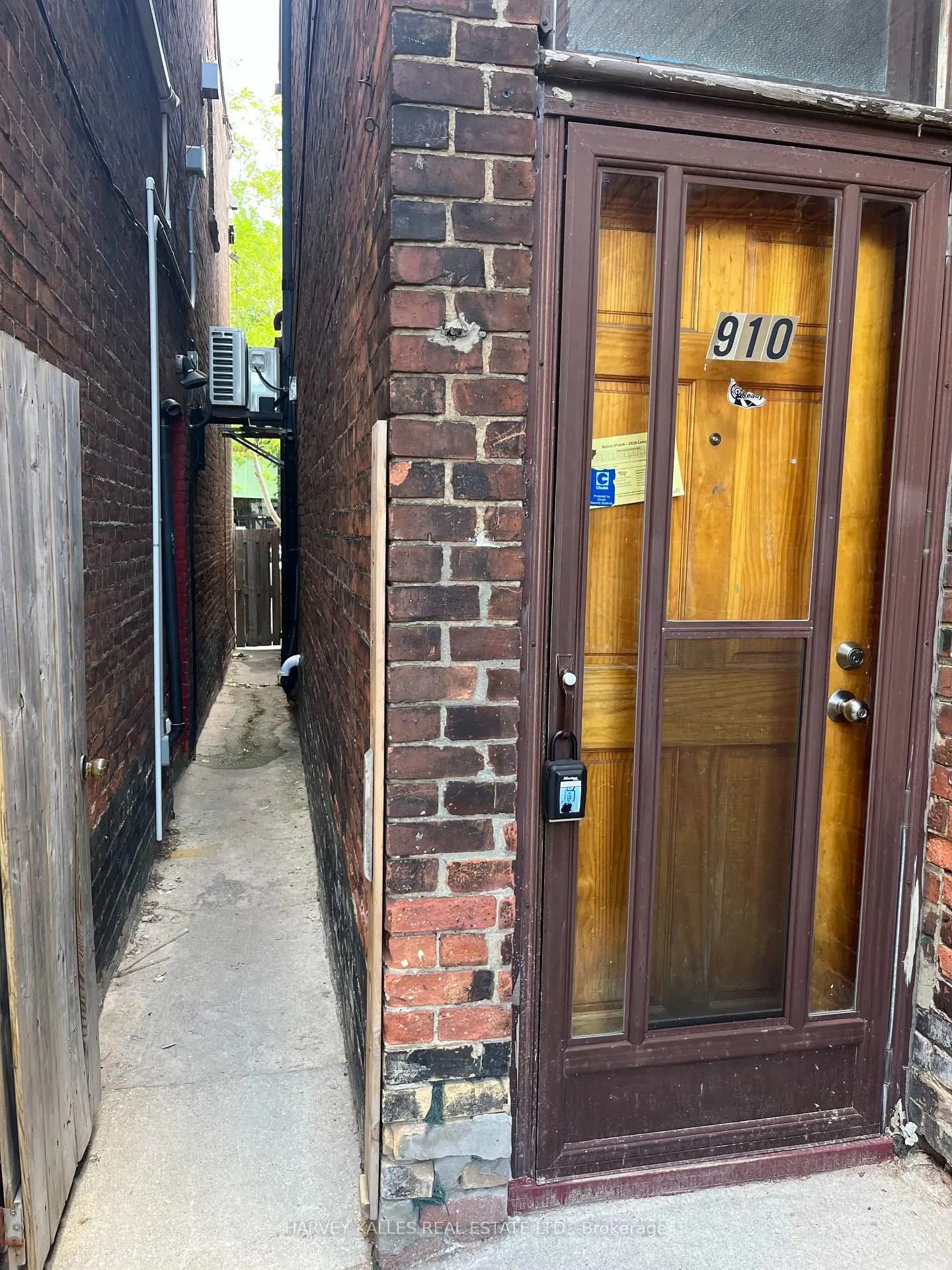 Photo 5 of 910 Bloor Street W, Toronto, Dovercourt-Wallace Emerson-Junction — HOMEH