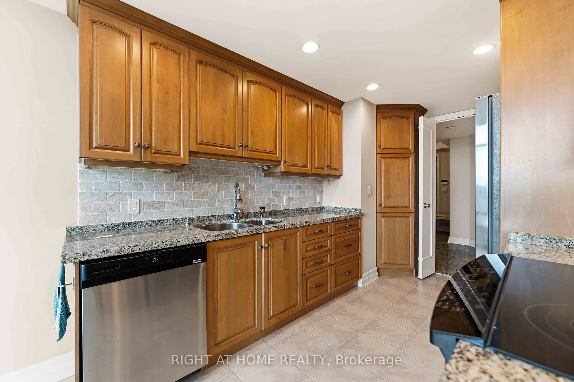 Photo 13 of Unit 1208, 3580 Rivergate Way, Ottawa, Quinterra — HOMEH