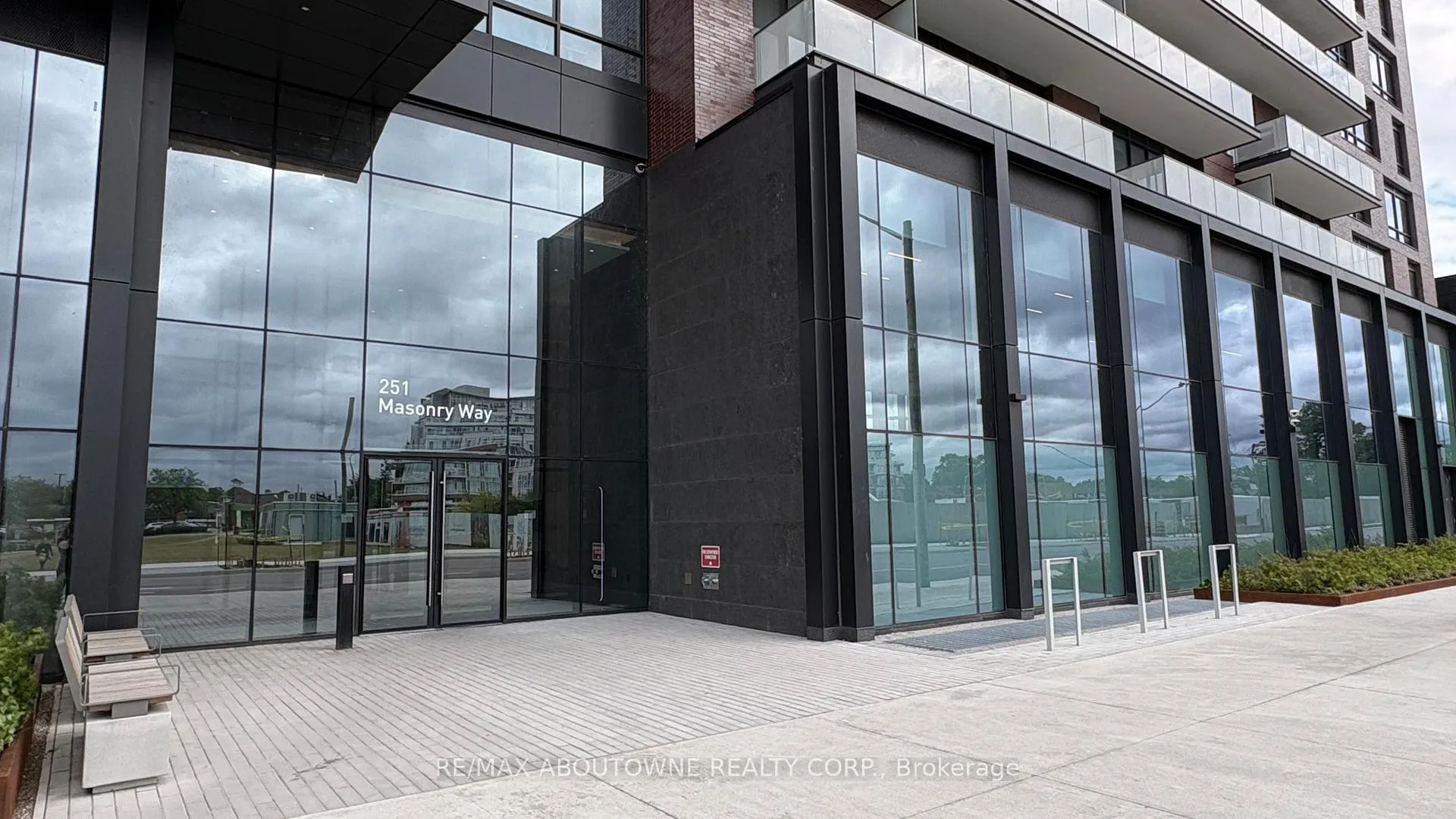 Photo 2 of Unit 708, 251 Masonry Way, Mississauga, Port Credit — HOMEH
