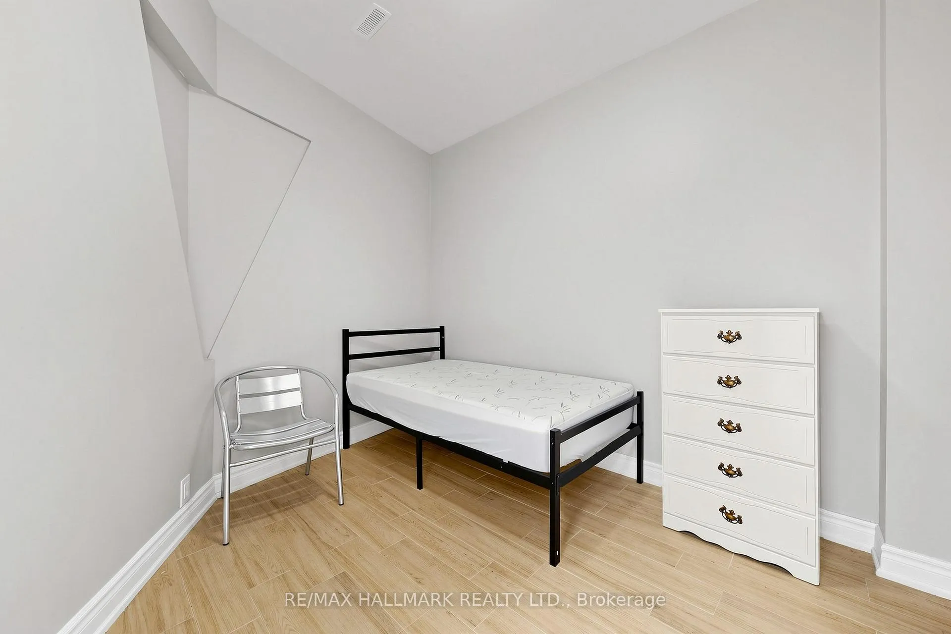 Photo 15 of 856B Millwood Road, Toronto, Leaside — HOMEH