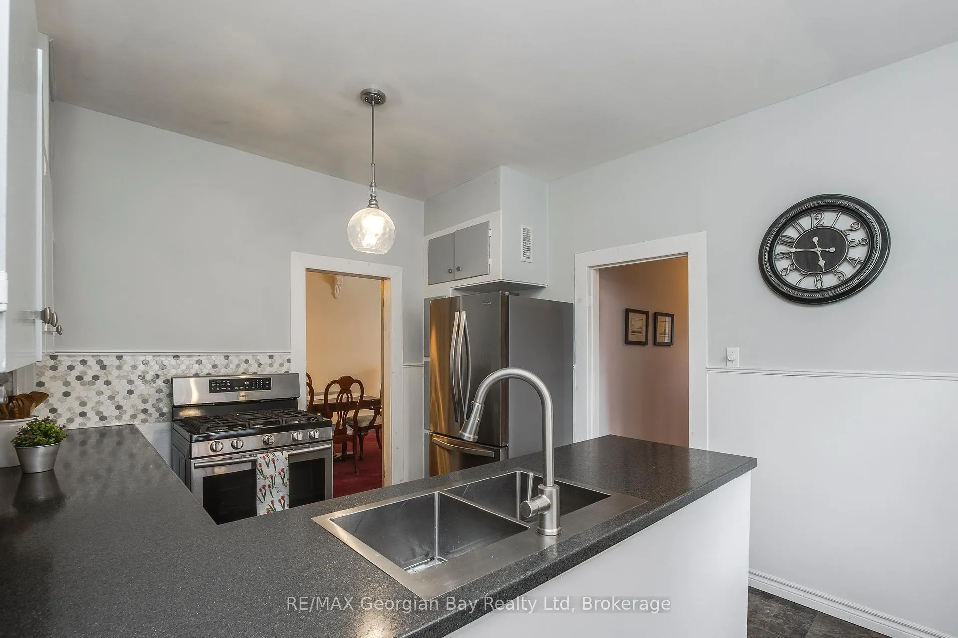Photo 13 of 423 Ellen Street, Midland — HOMEH