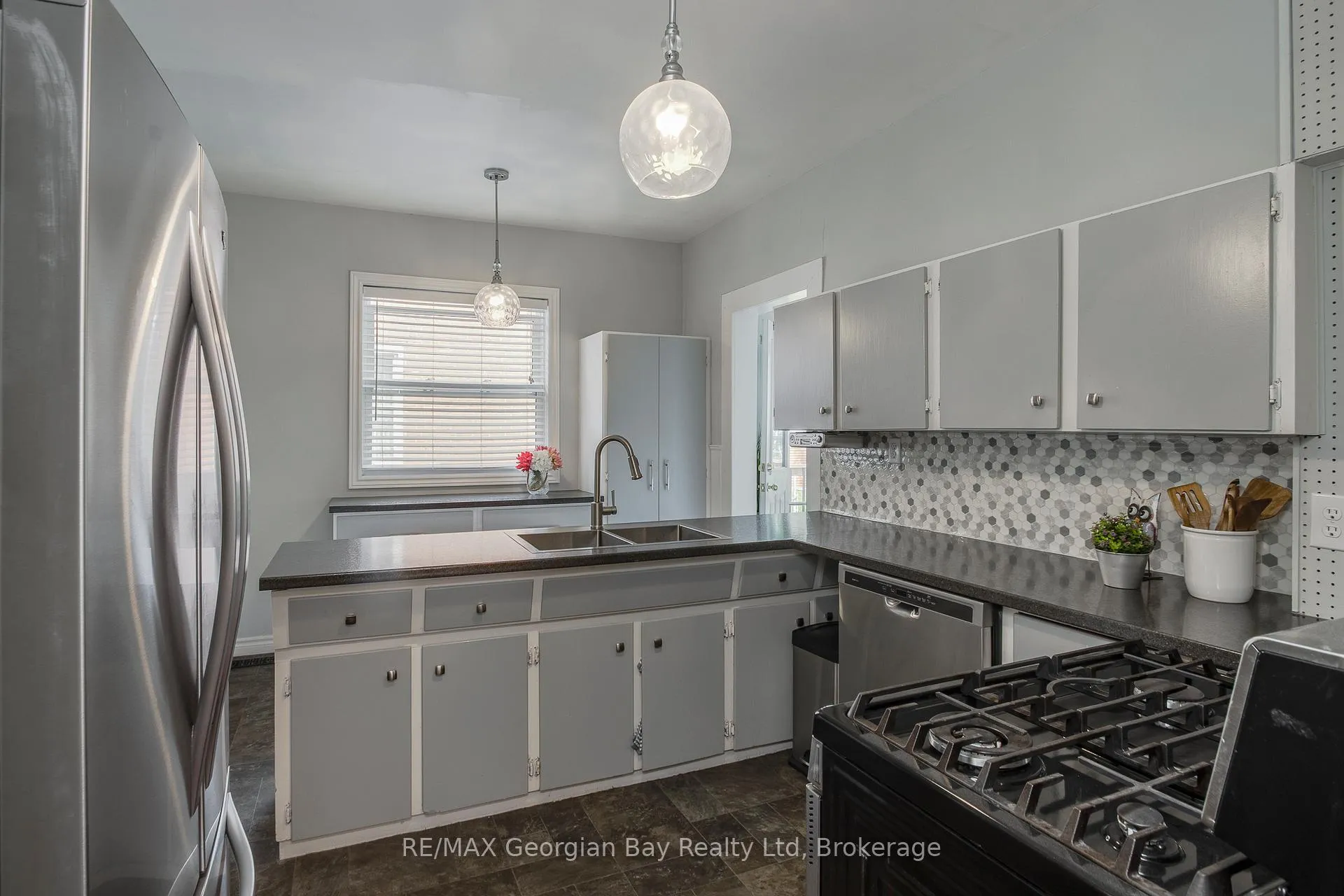 Photo 14 of 423 Ellen Street, Midland — HOMEH