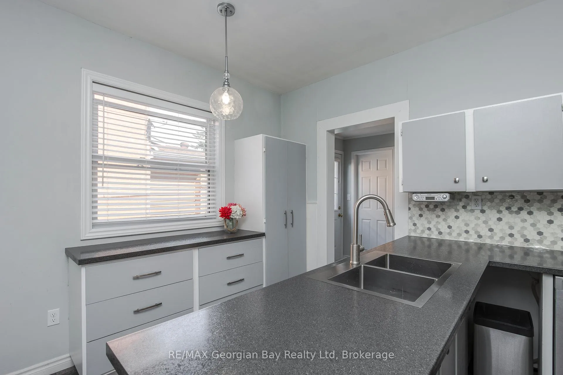 Photo 15 of 423 Ellen Street, Midland — HOMEH