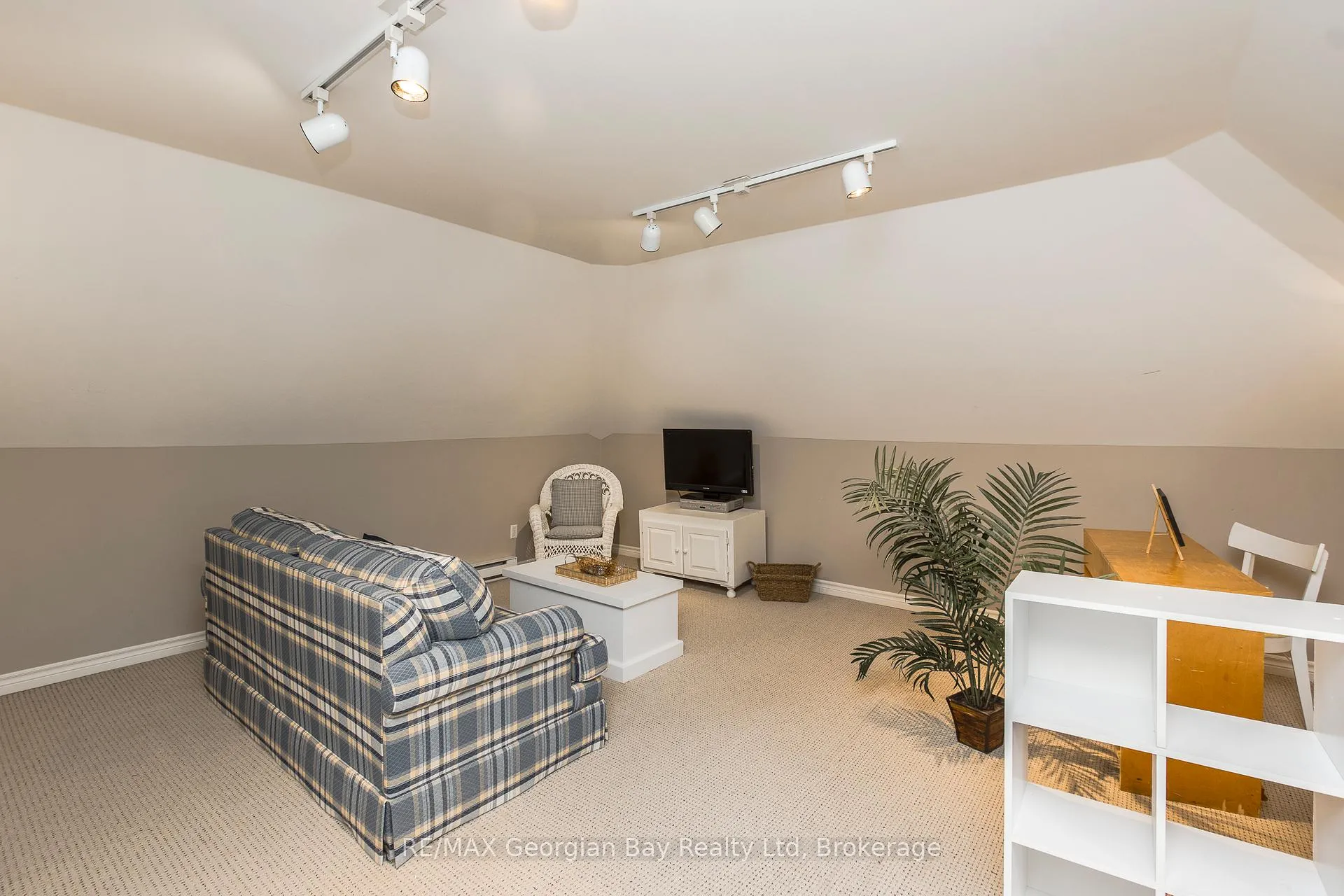 Photo 20 of 423 Ellen Street, Midland — HOMEH