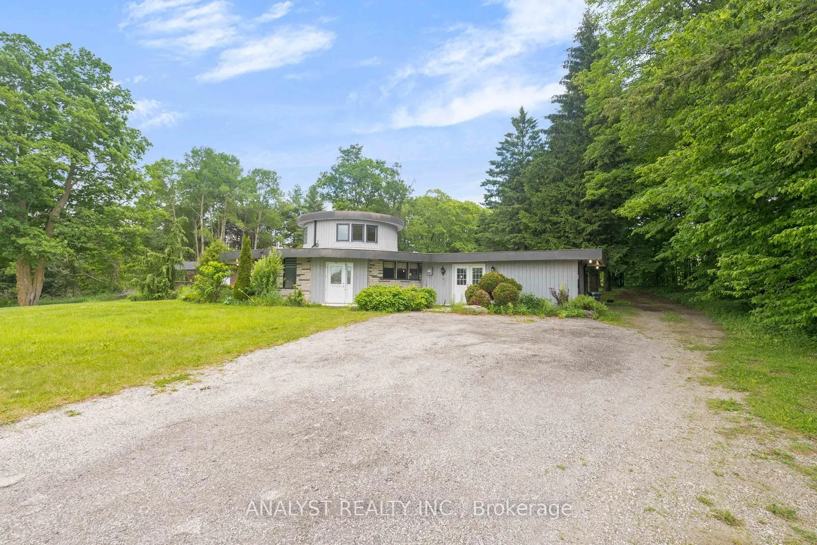 Photo 3 of 1065 Concession Rd 8, Adjala-Tosorontio, Rural Adjala-Tosorontio — HOMEH