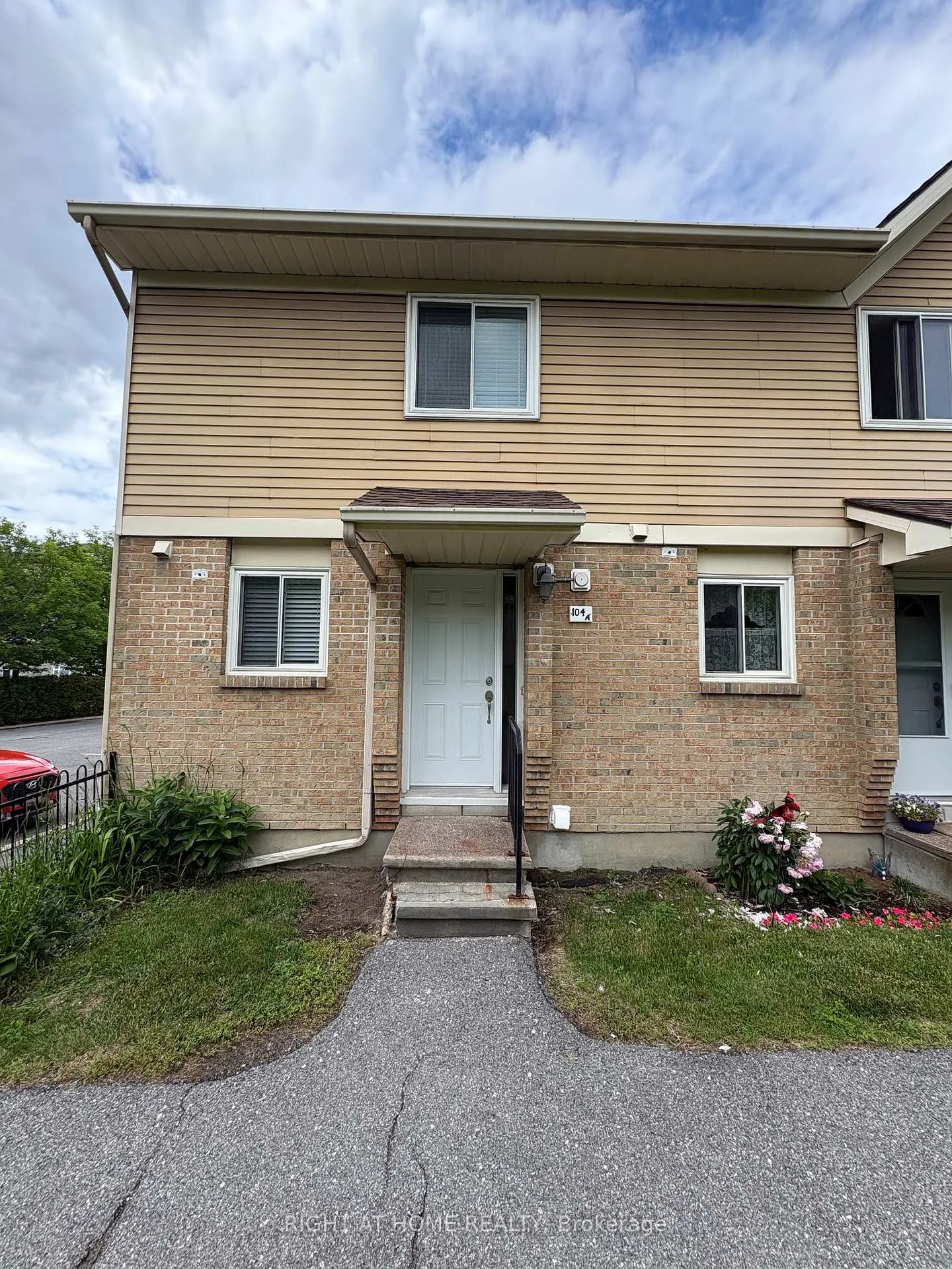Photo 1 of Unit 6, 104 Valley Stream Drive, Ottawa, Leslie Park — HOMEH