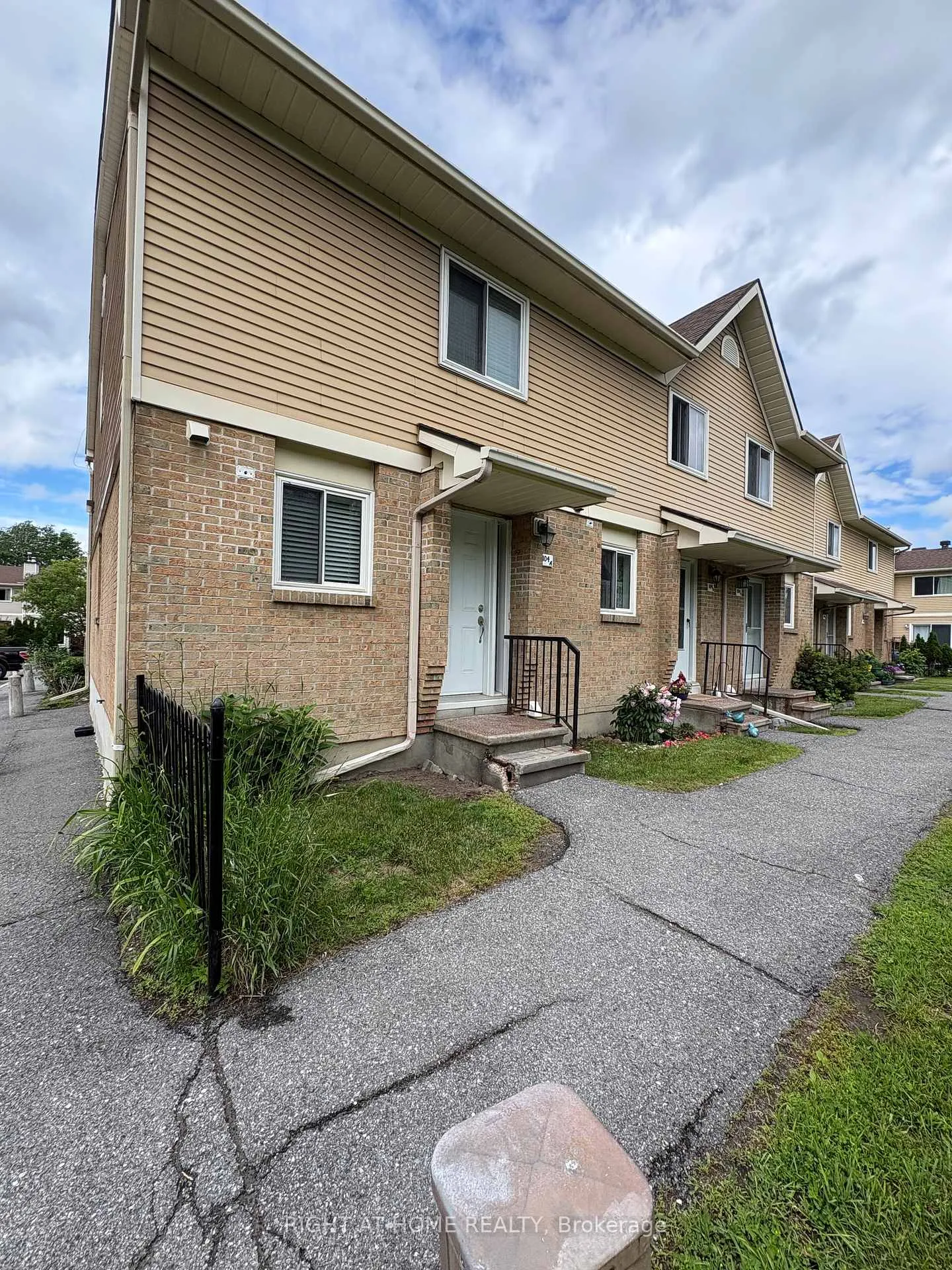 Photo 2 of Unit 6, 104 Valley Stream Drive, Ottawa, Leslie Park — HOMEH