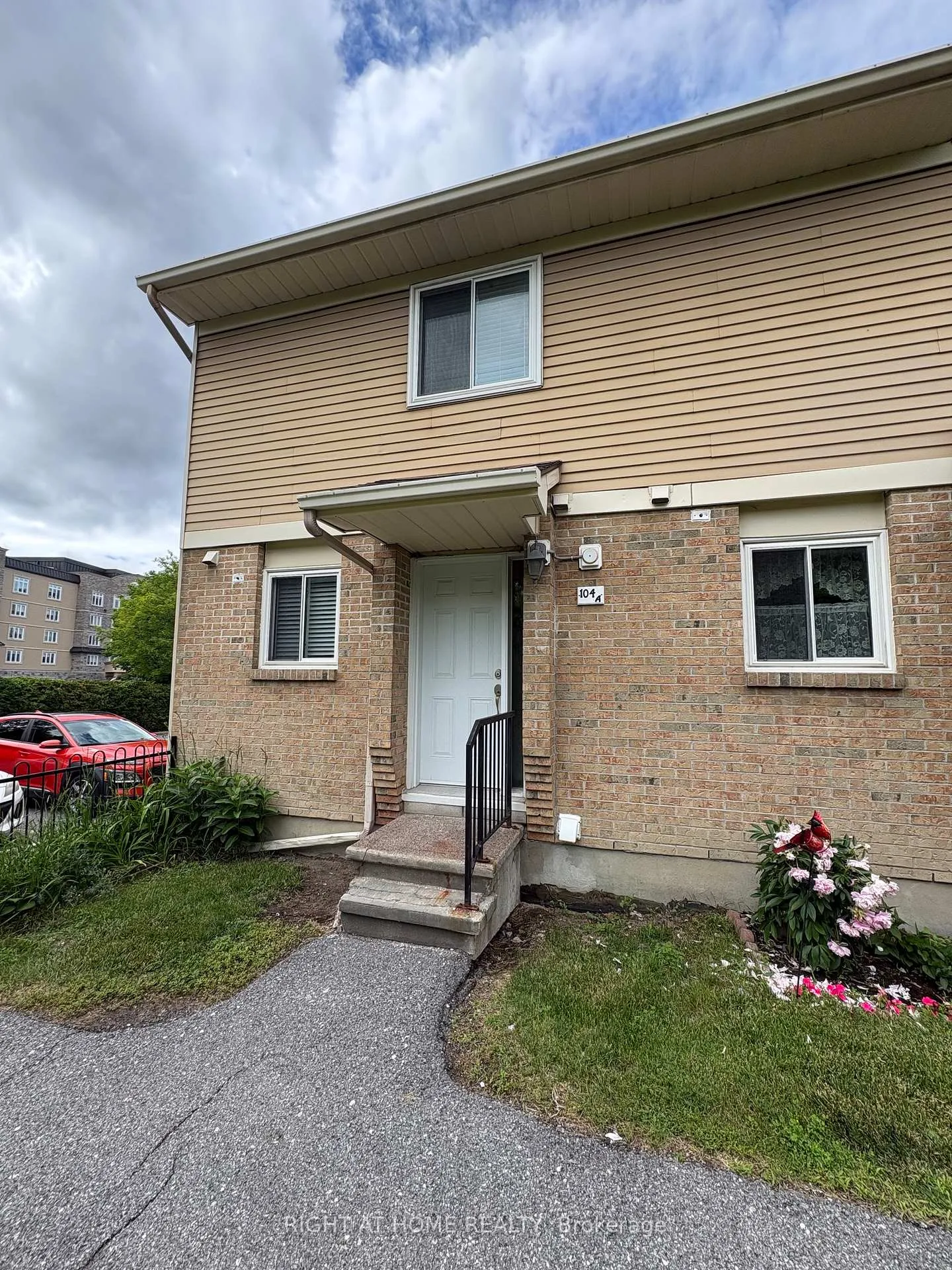 Photo 3 of Unit 6, 104 Valley Stream Drive, Ottawa, Leslie Park — HOMEH