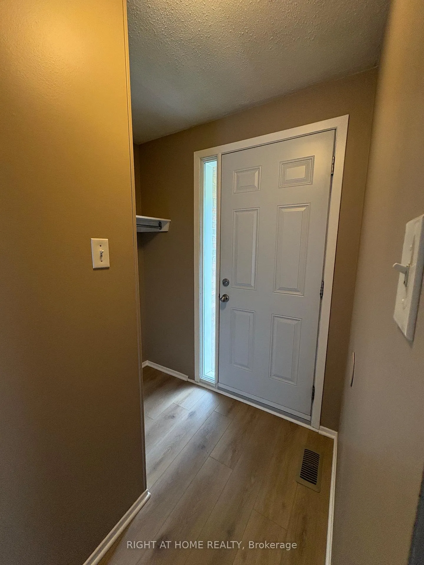 Photo 4 of Unit 6, 104 Valley Stream Drive, Ottawa, Leslie Park — HOMEH